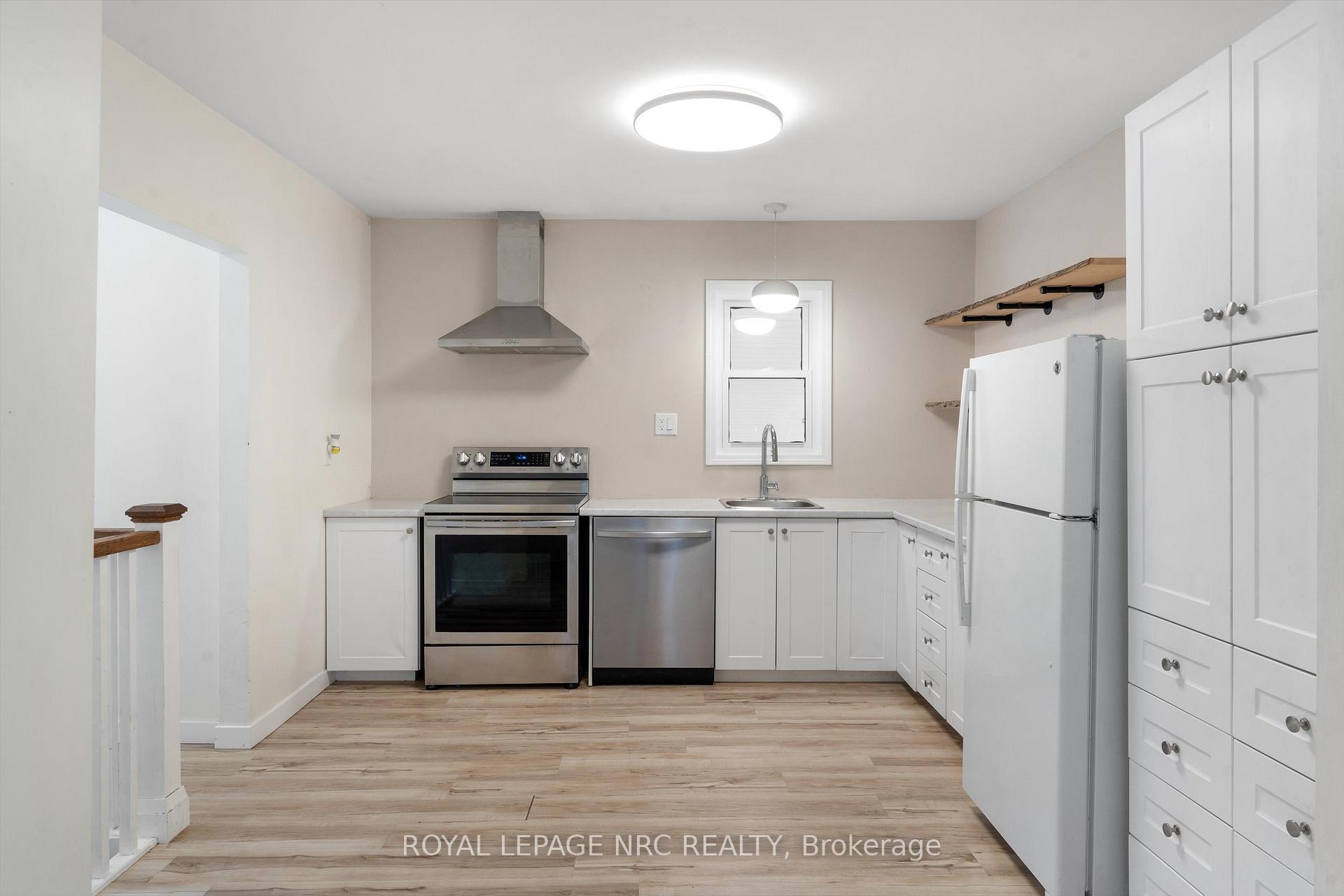 Photo 17 of 27 Maplecrest Avenue, St. Catharines, Burleigh Hill — HOMEH