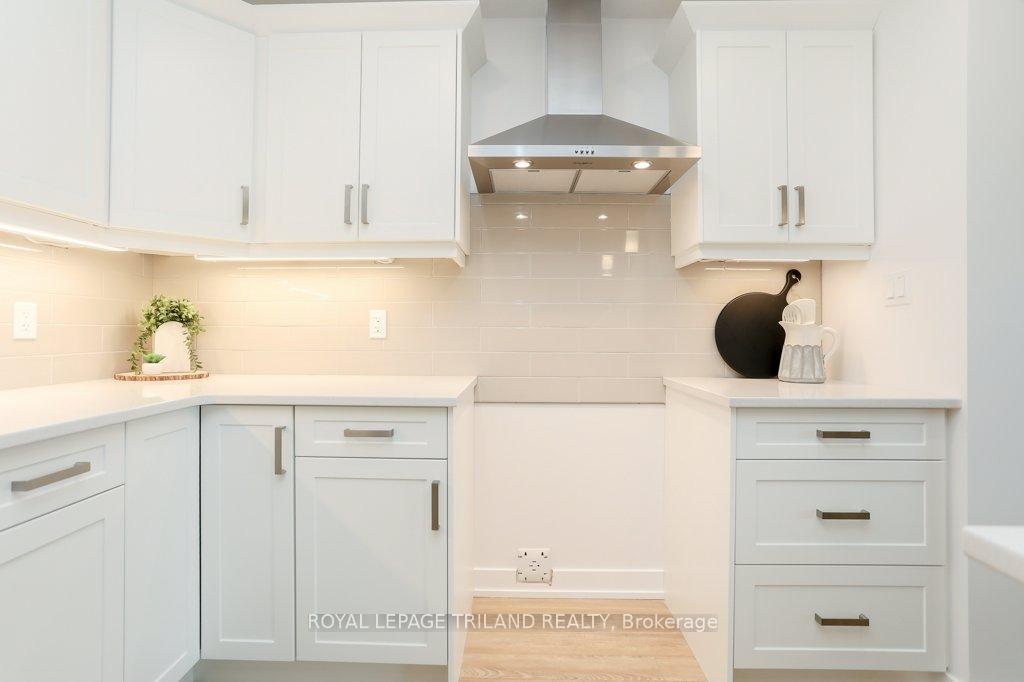 Photo 10 of 91 Empire Parkway, St. Thomas — HOMEH