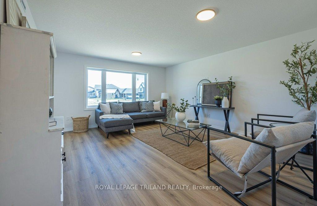 Photo 6 of 133 Empire Parkway, St. Thomas — HOMEH