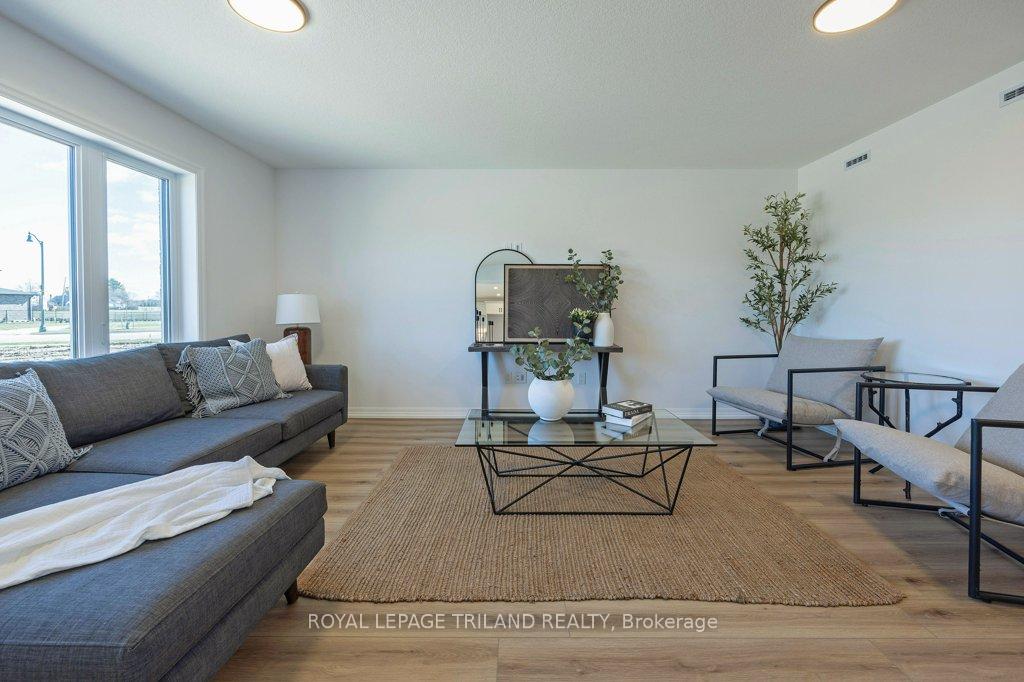 Photo 11 of 133 Empire Parkway, St. Thomas — HOMEH