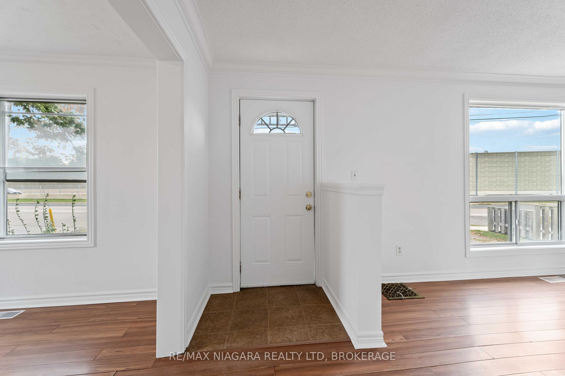 Photo 2 of 21 Maywood Avenue, St. Catharines, Haig — HOMEH