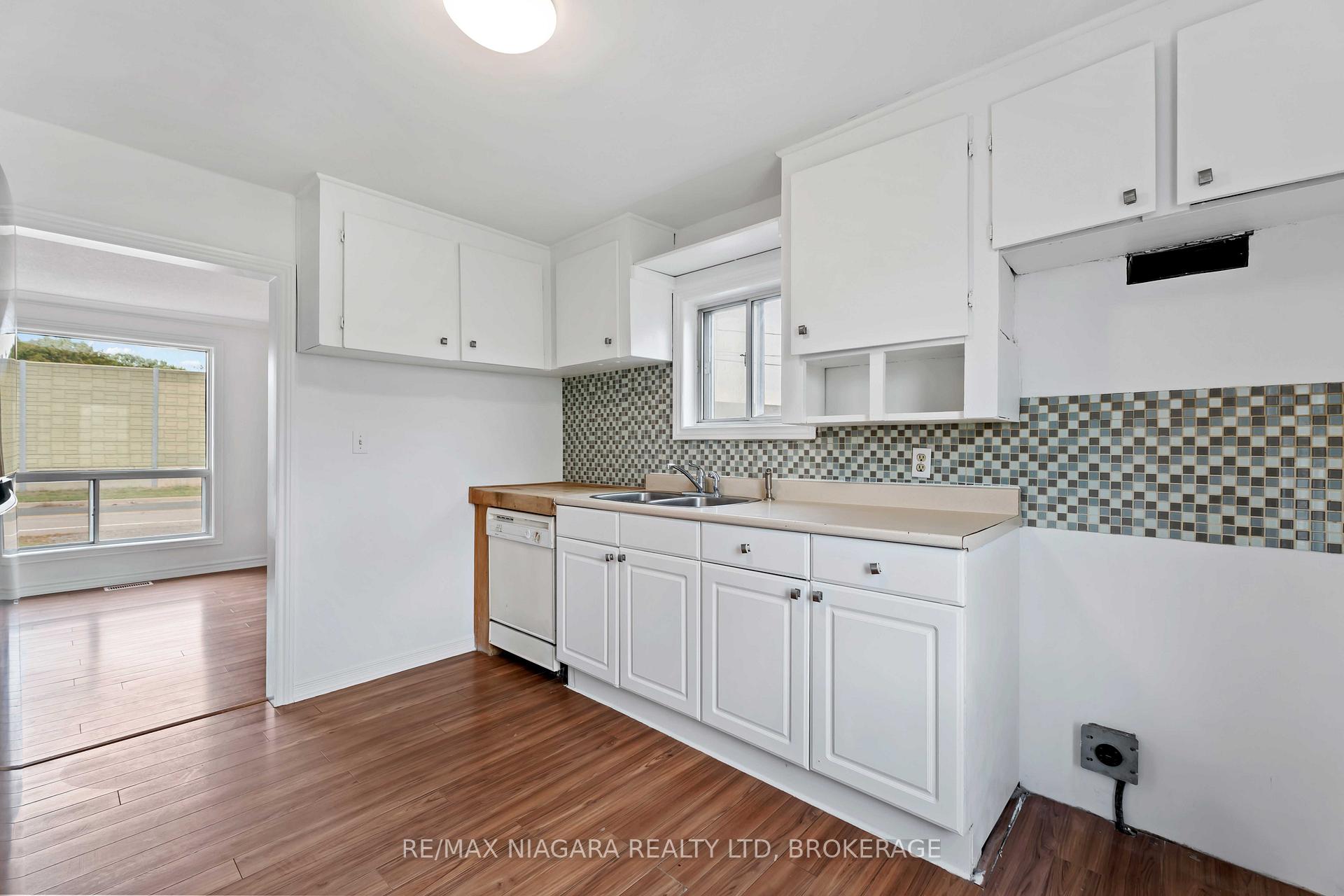 Photo 3 of 21 Maywood Avenue, St. Catharines, Haig — HOMEH