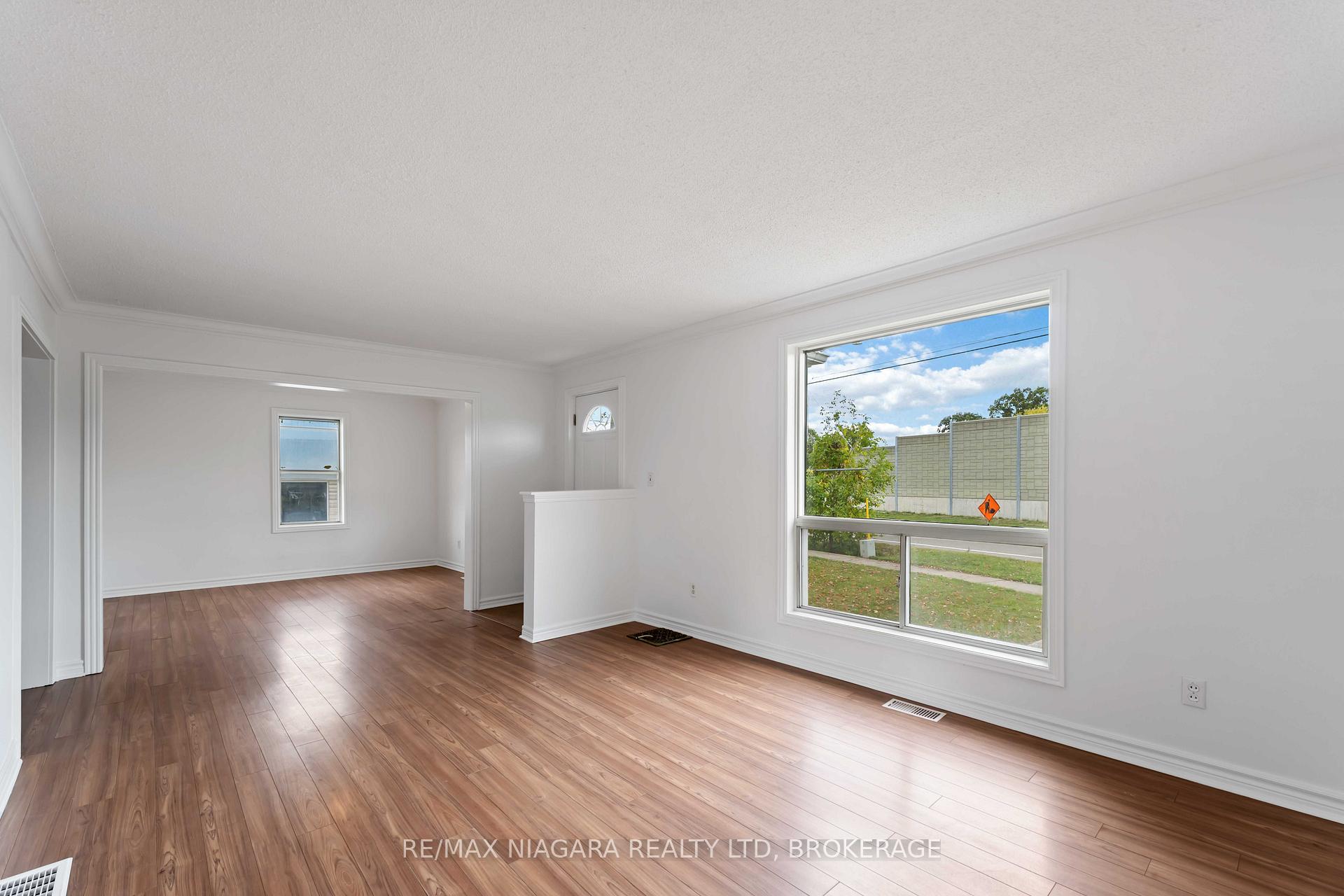 Photo 5 of 21 Maywood Avenue, St. Catharines, Haig — HOMEH