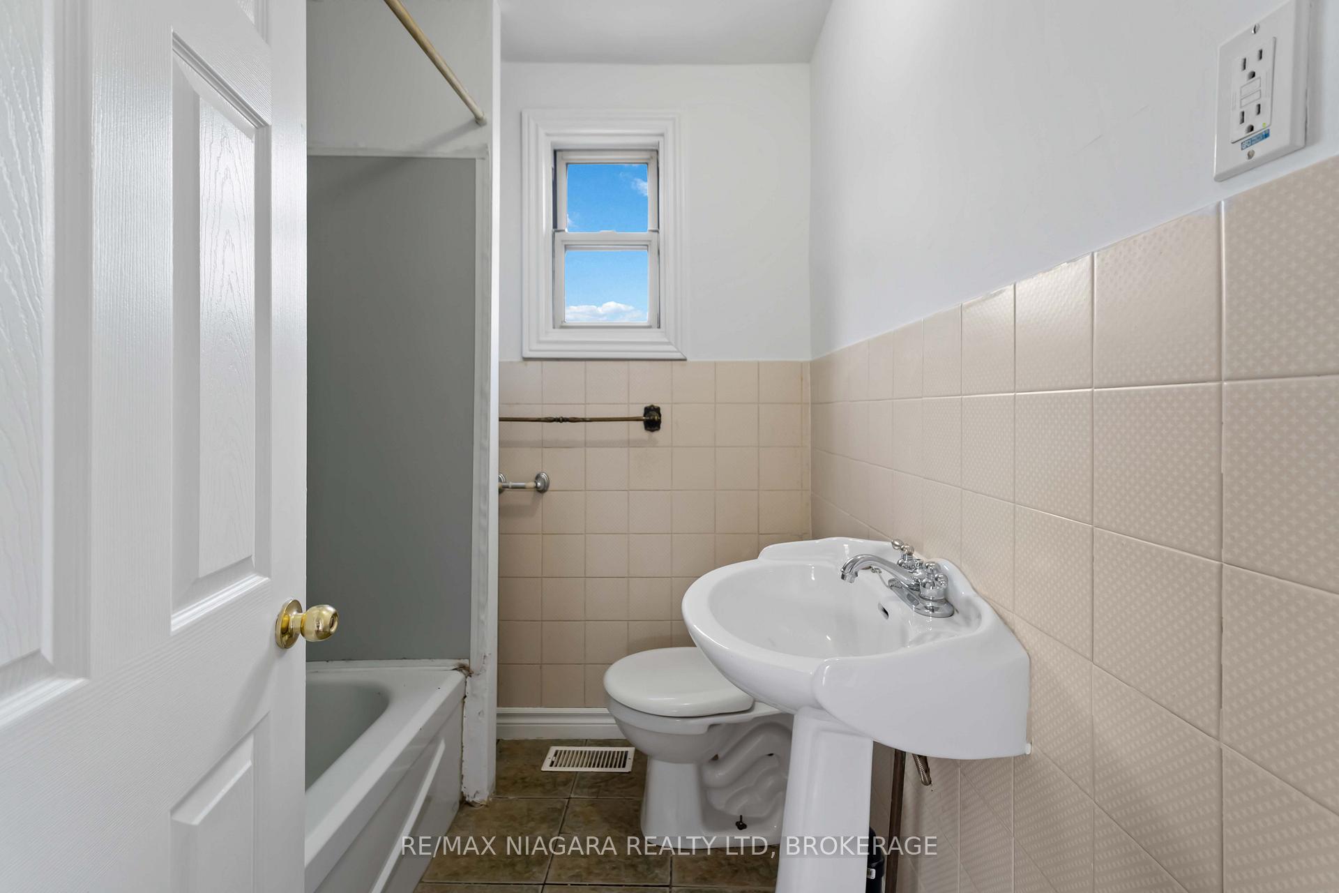 Photo 11 of 21 Maywood Avenue, St. Catharines, Haig — HOMEH
