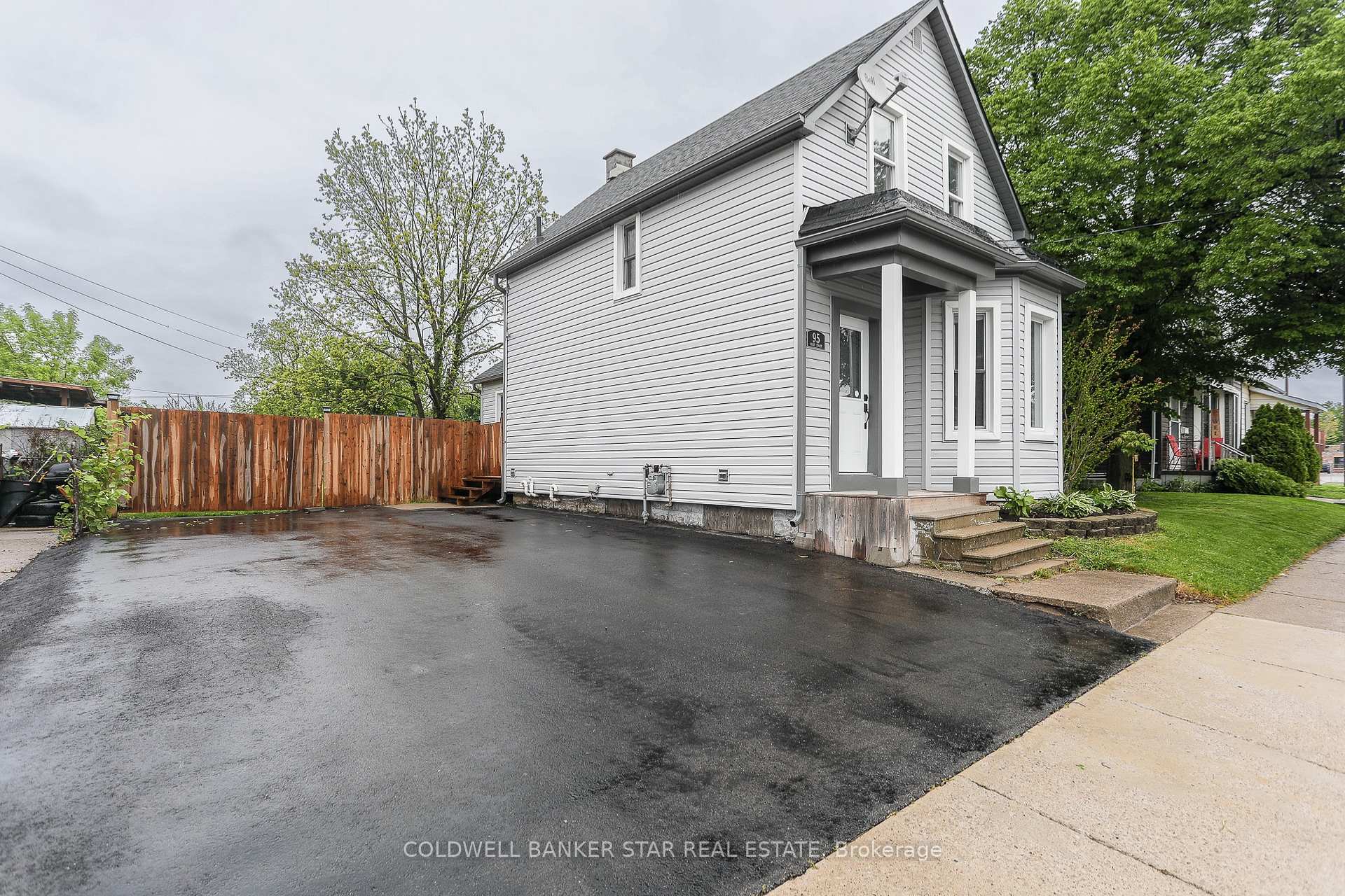 Photo 3 of 95 Scott Street, St. Thomas — HOMEH