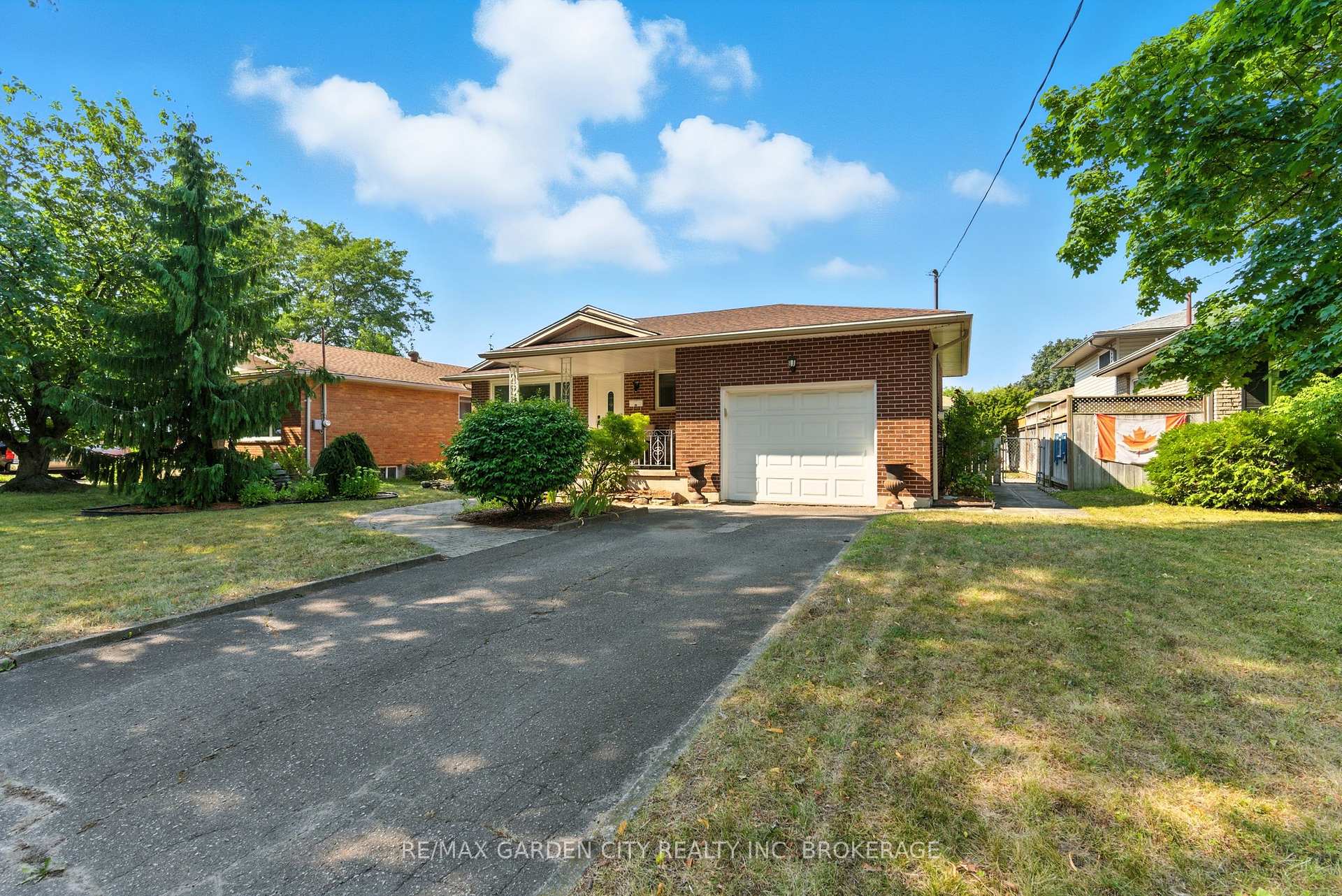 Photo 2 of 28 Faye Crescent, St. Catharines, Lakeport — HOMEH