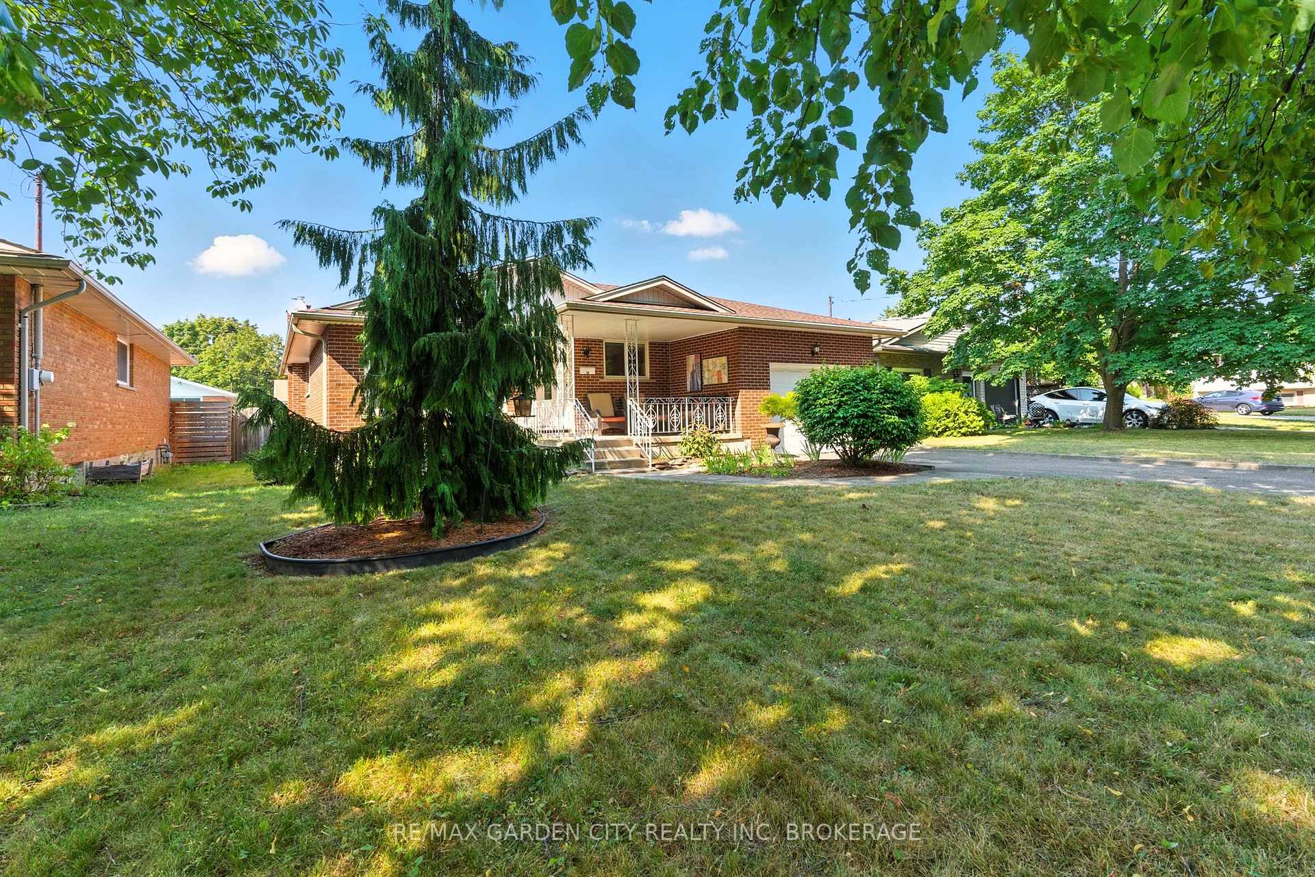 Photo 3 of 28 Faye Crescent, St. Catharines, Lakeport — HOMEH