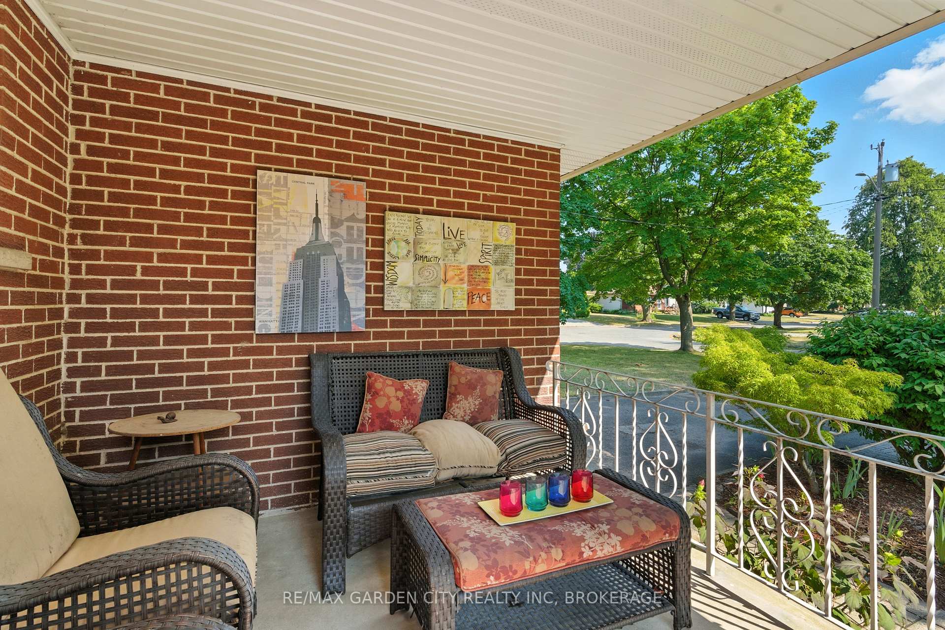 Photo 4 of 28 Faye Crescent, St. Catharines, Lakeport — HOMEH