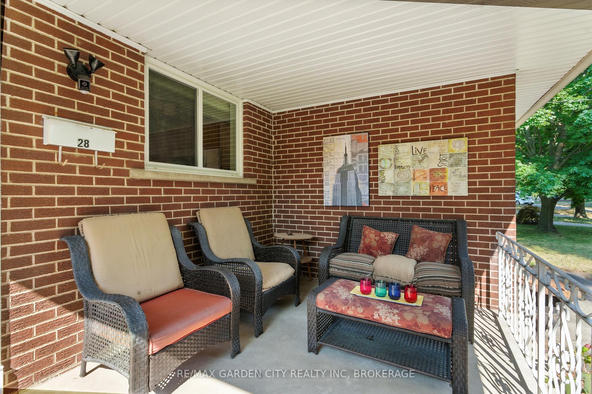 Photo 5 of 28 Faye Crescent, St. Catharines, Lakeport — HOMEH