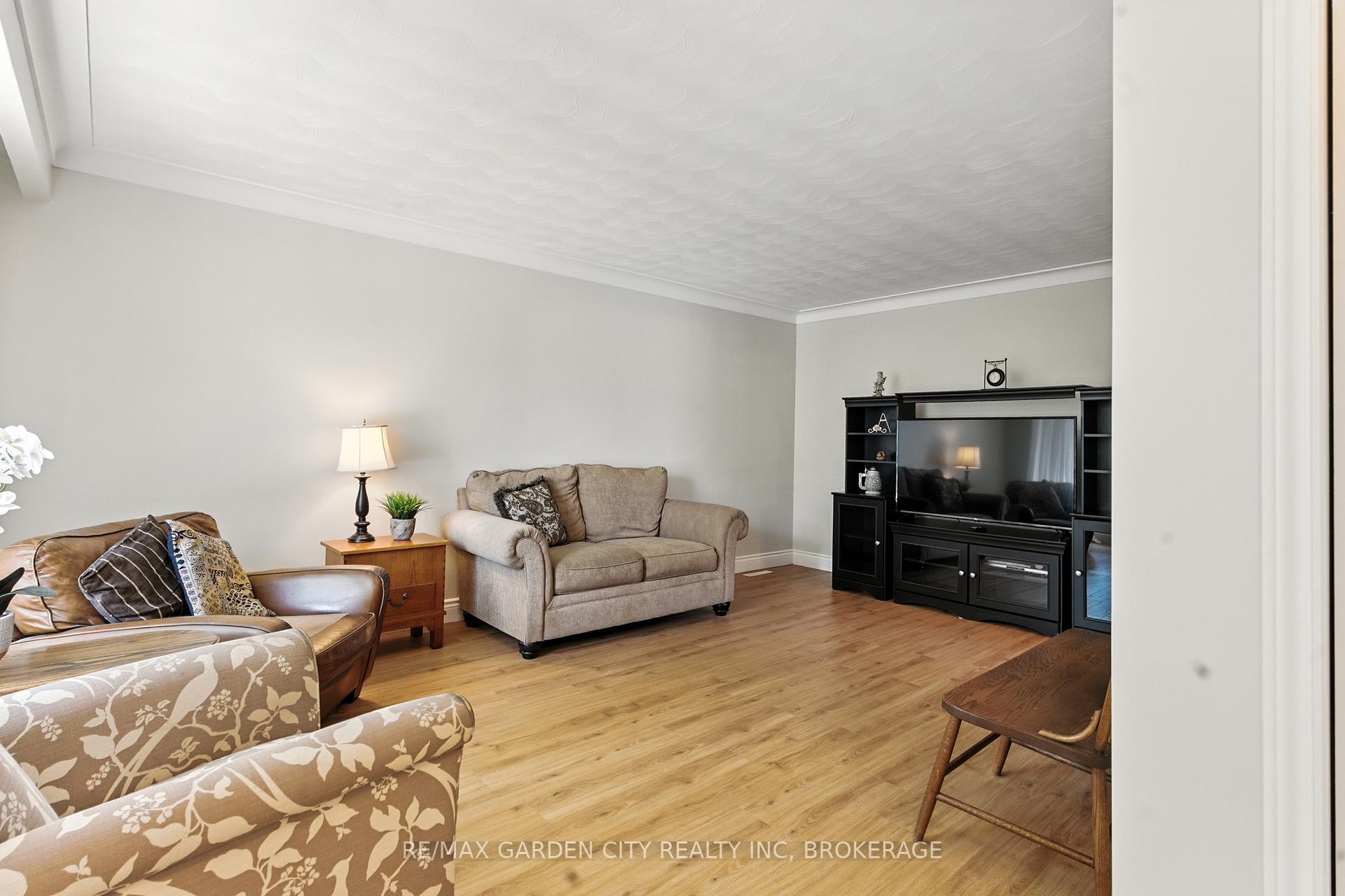 Photo 6 of 28 Faye Crescent, St. Catharines, Lakeport — HOMEH