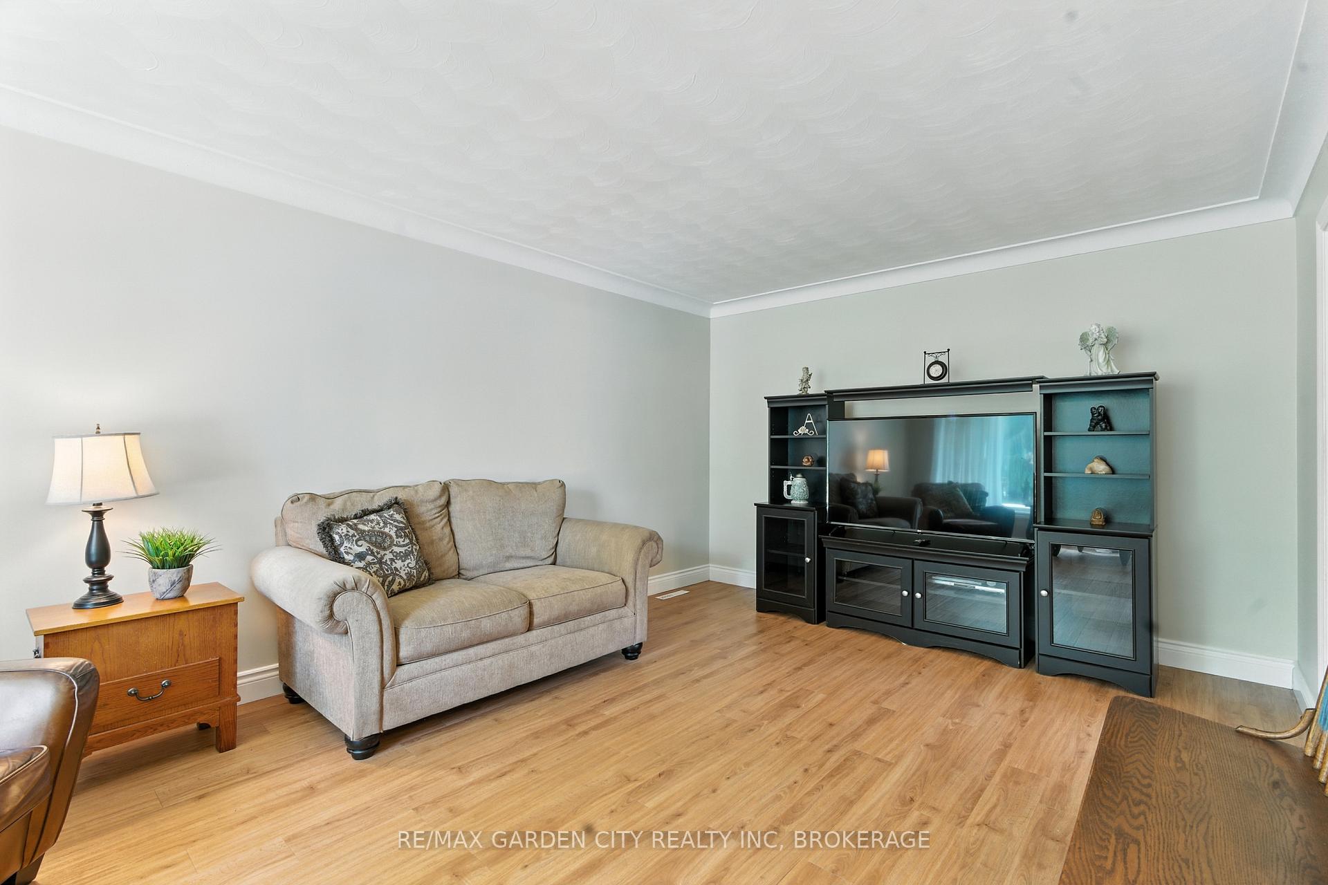 Photo 7 of 28 Faye Crescent, St. Catharines, Lakeport — HOMEH