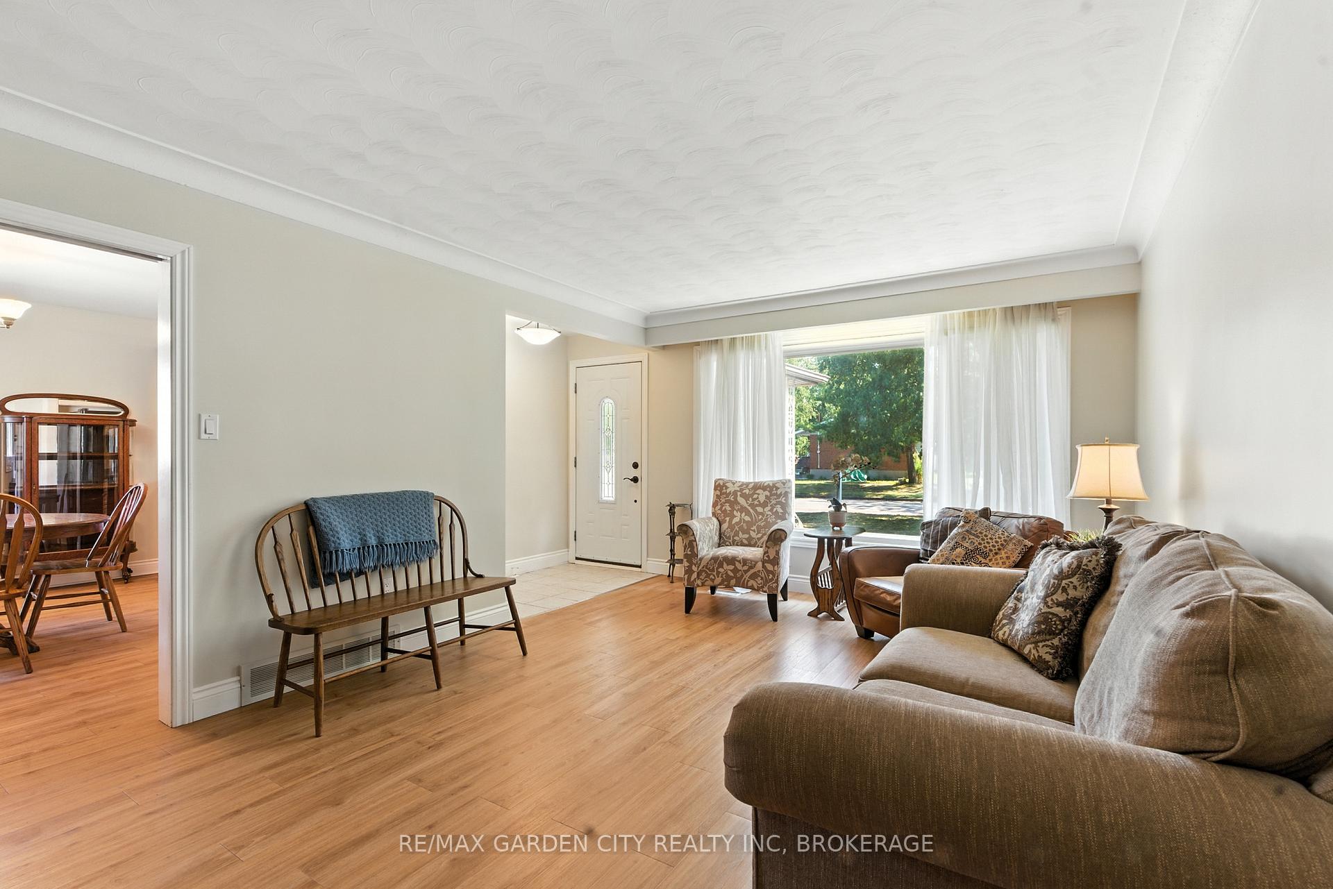 Photo 8 of 28 Faye Crescent, St. Catharines, Lakeport — HOMEH