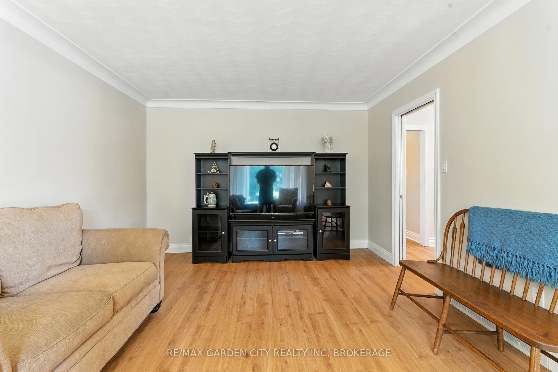 Photo 10 of 28 Faye Crescent, St. Catharines, Lakeport — HOMEH