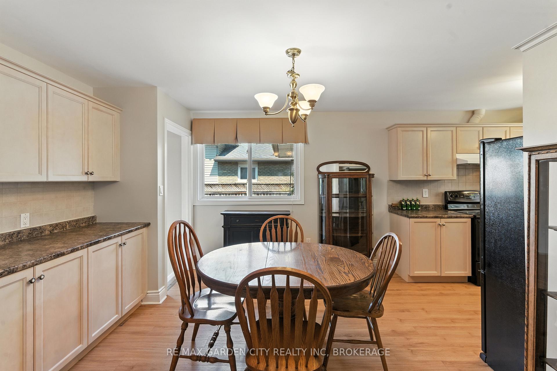 Photo 12 of 28 Faye Crescent, St. Catharines, Lakeport — HOMEH