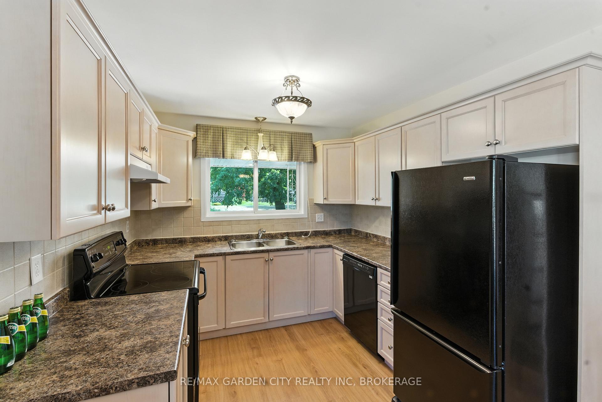 Photo 13 of 28 Faye Crescent, St. Catharines, Lakeport — HOMEH