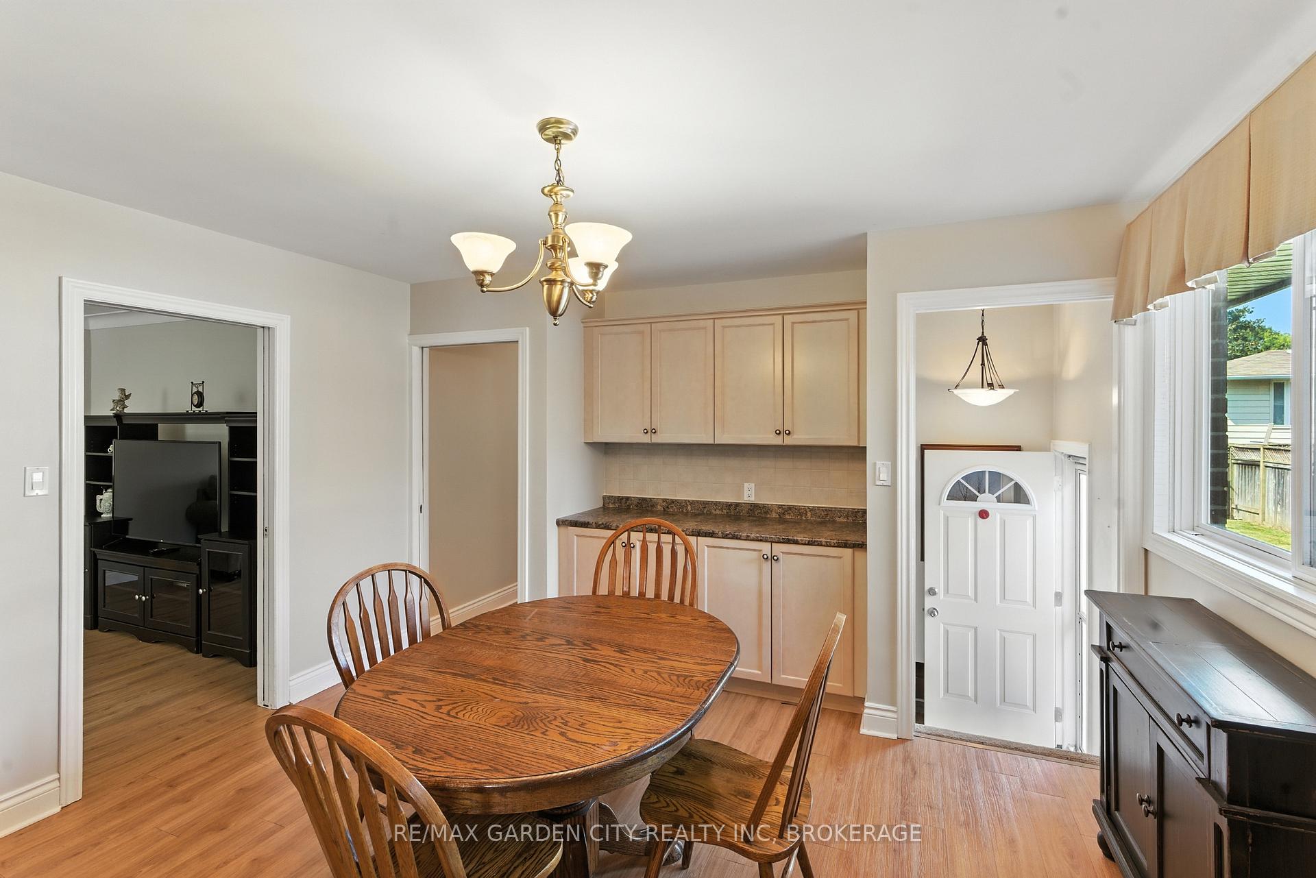 Photo 14 of 28 Faye Crescent, St. Catharines, Lakeport — HOMEH