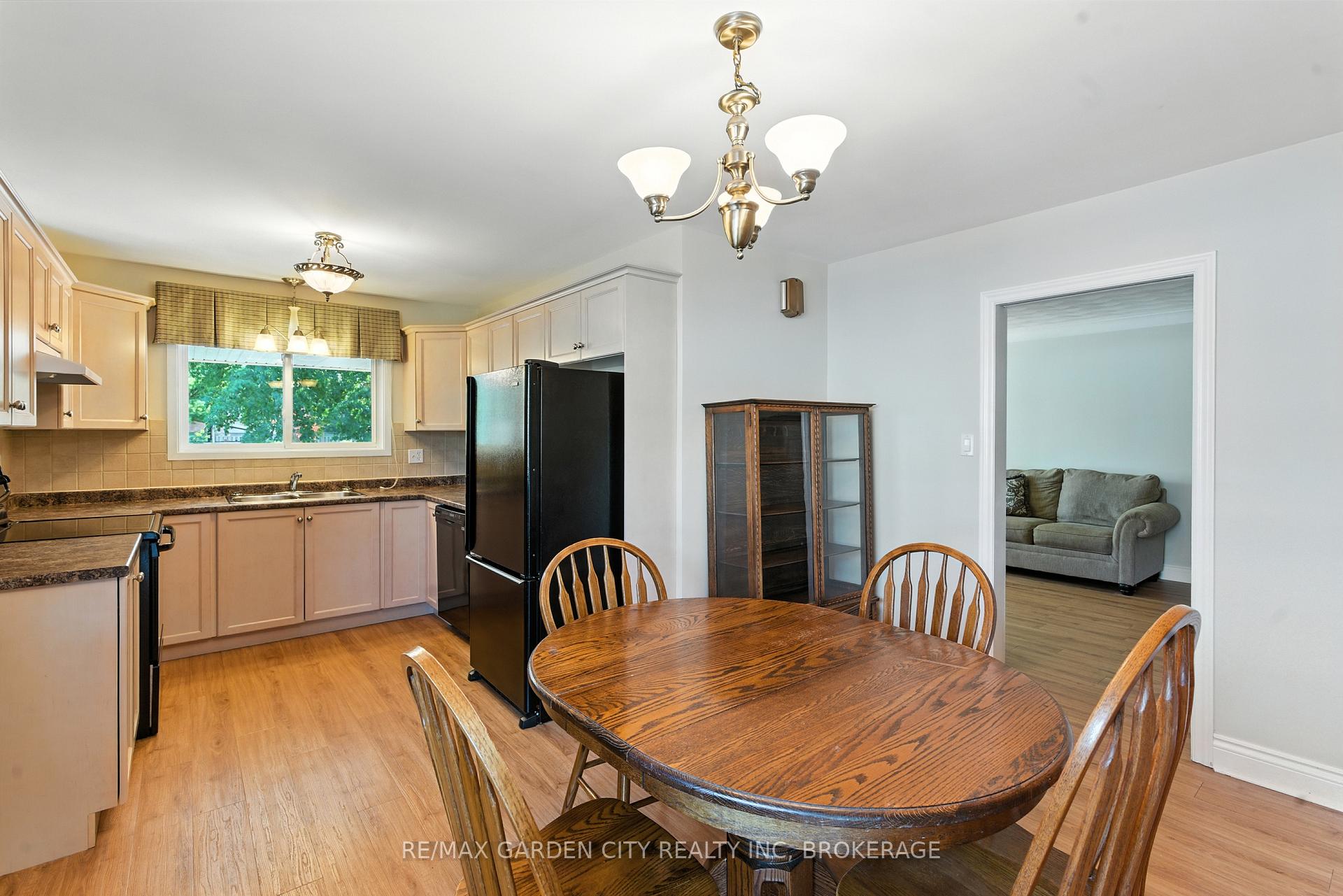 Photo 15 of 28 Faye Crescent, St. Catharines, Lakeport — HOMEH