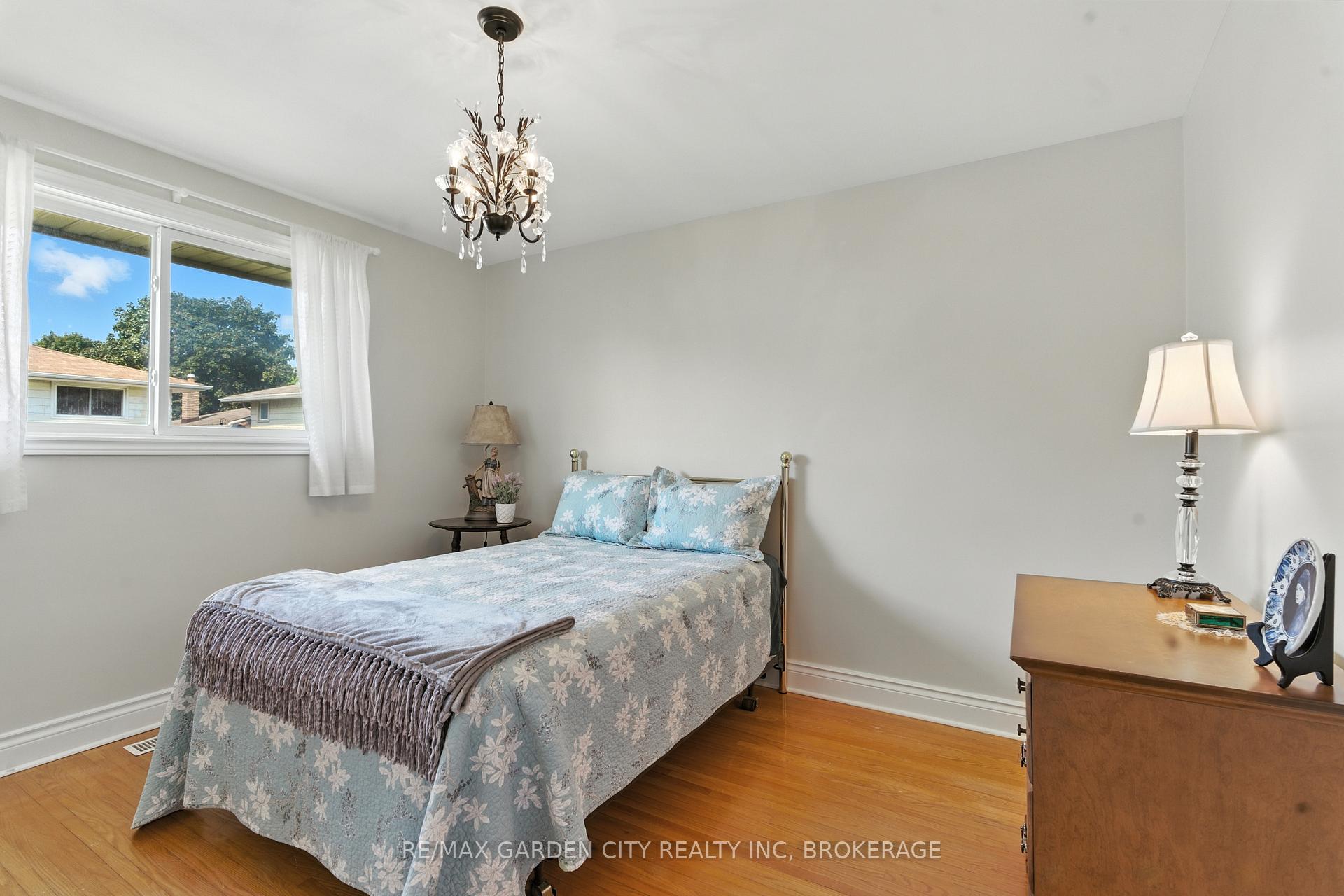 Photo 20 of 28 Faye Crescent, St. Catharines, Lakeport — HOMEH