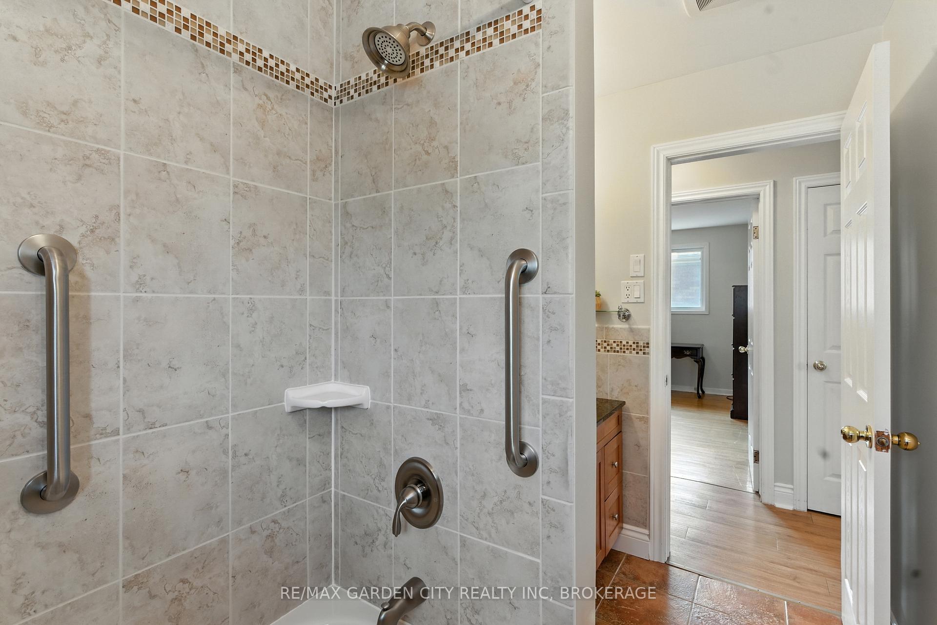 Photo 23 of 28 Faye Crescent, St. Catharines, Lakeport — HOMEH