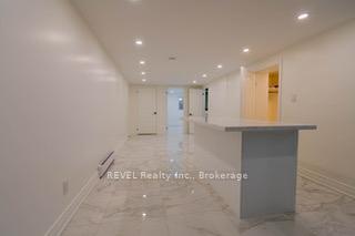 Front of 462D Carlton Street W