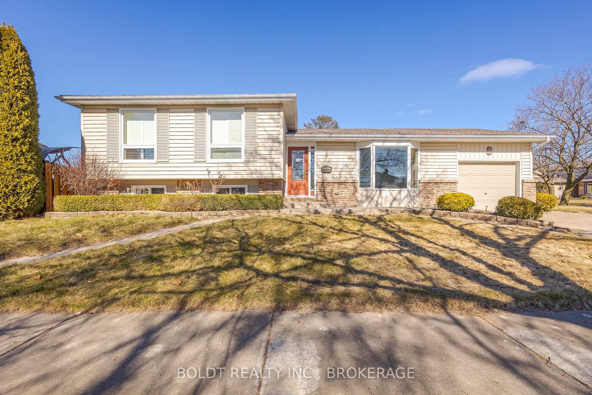 Photo 1 of 111 Westgate Park Drive, St. Catharines, Lakeshore — HOMEH