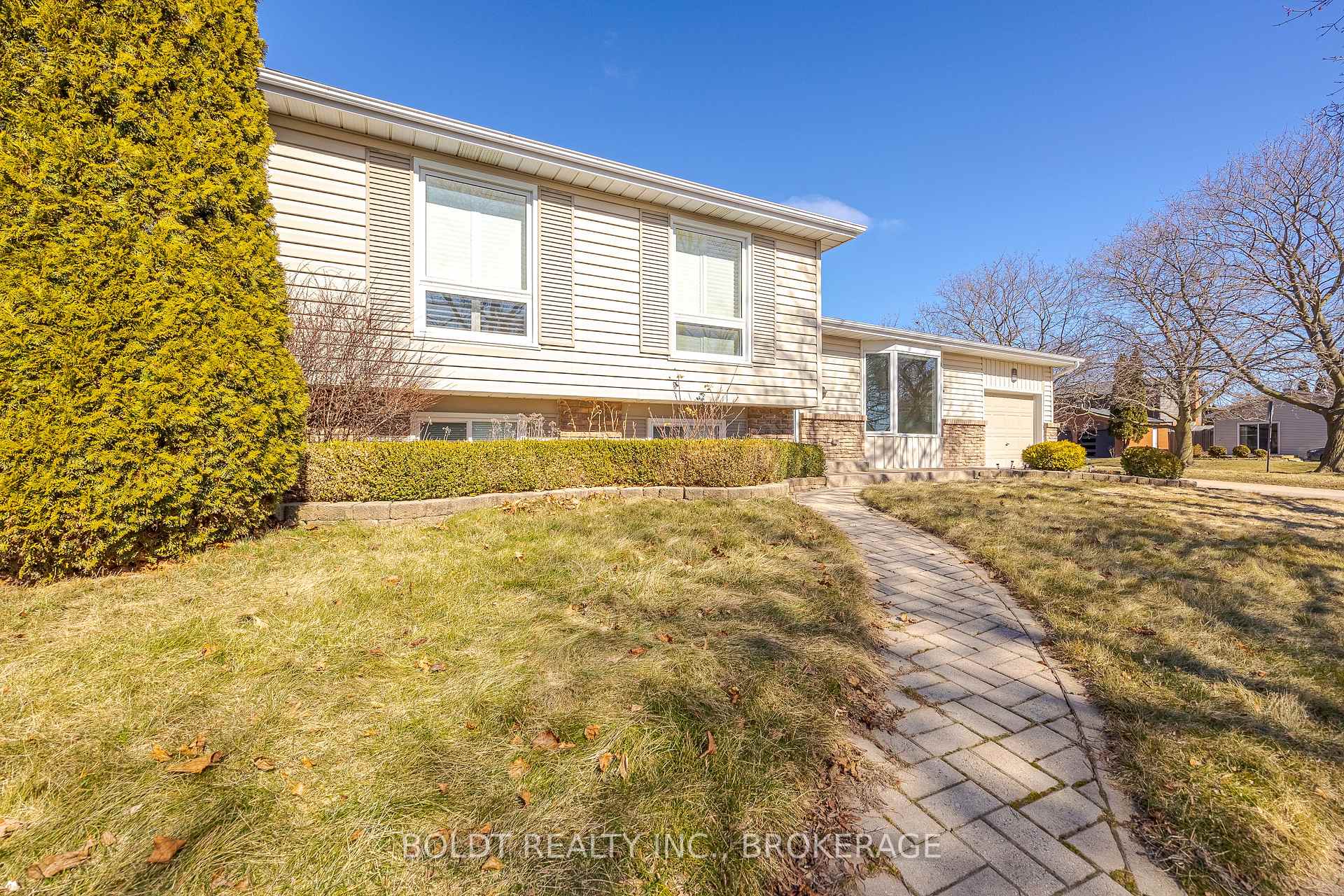 Photo 2 of 111 Westgate Park Drive, St. Catharines, Lakeshore — HOMEH