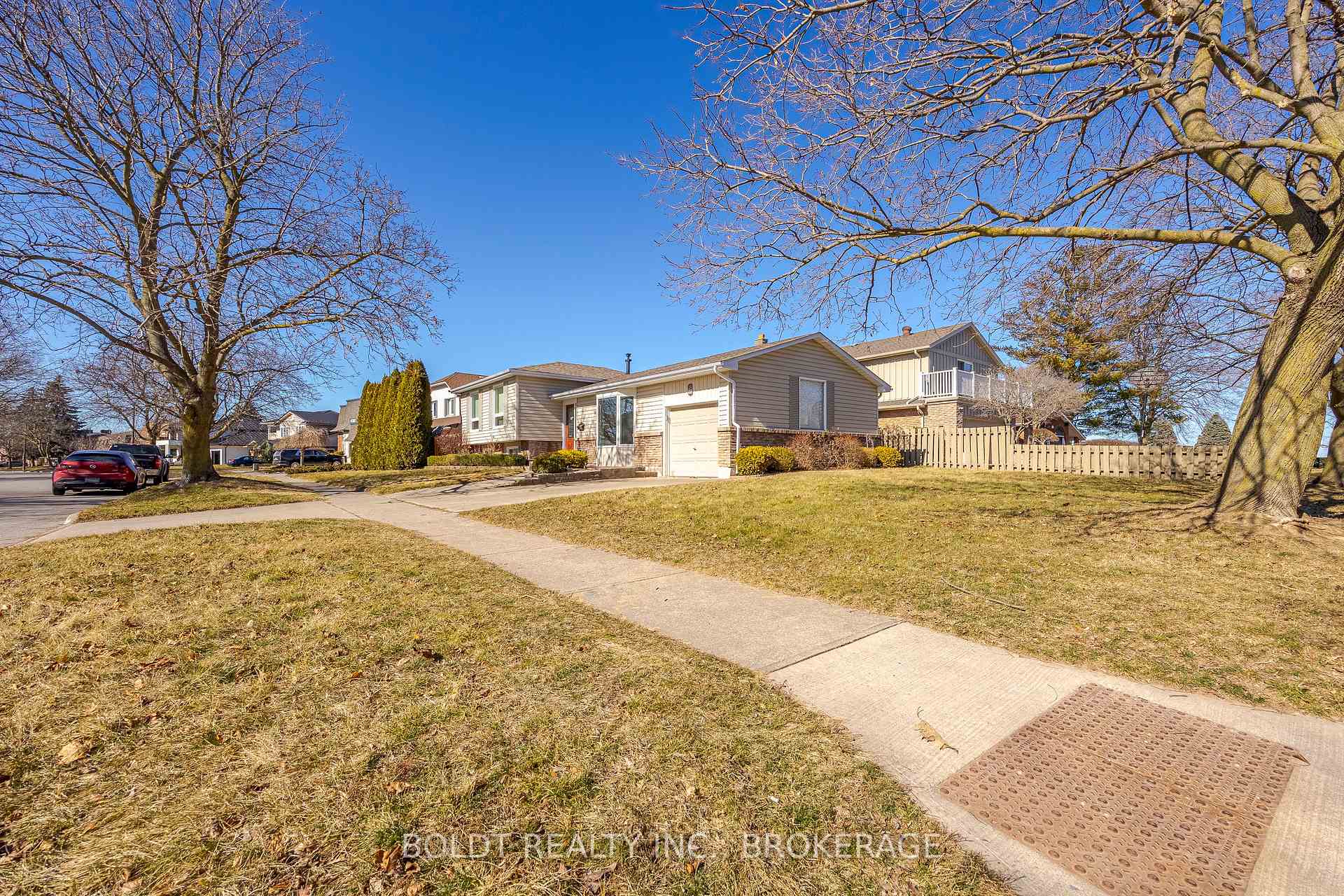 Photo 3 of 111 Westgate Park Drive, St. Catharines, Lakeshore — HOMEH