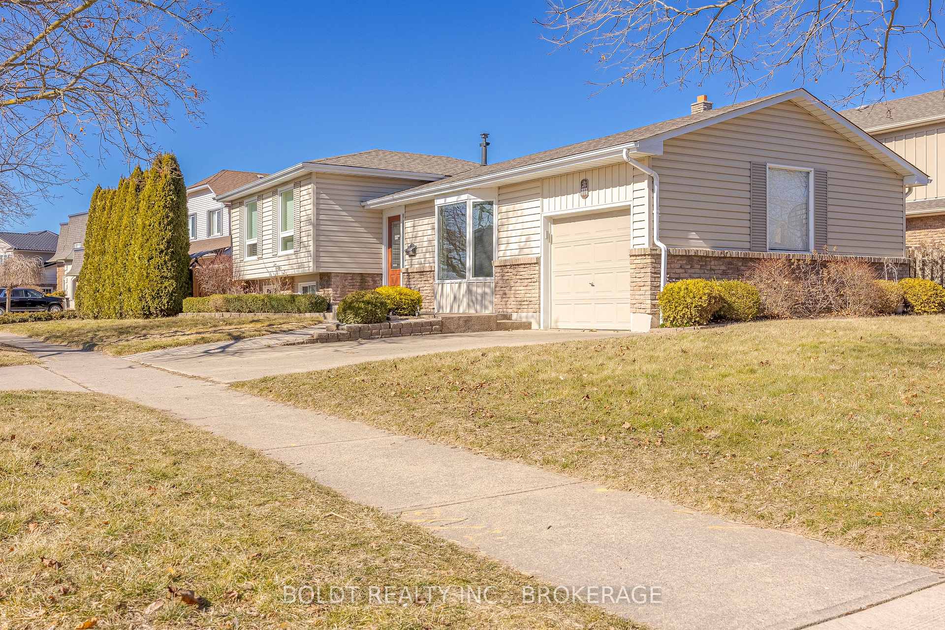 Photo 4 of 111 Westgate Park Drive, St. Catharines, Lakeshore — HOMEH