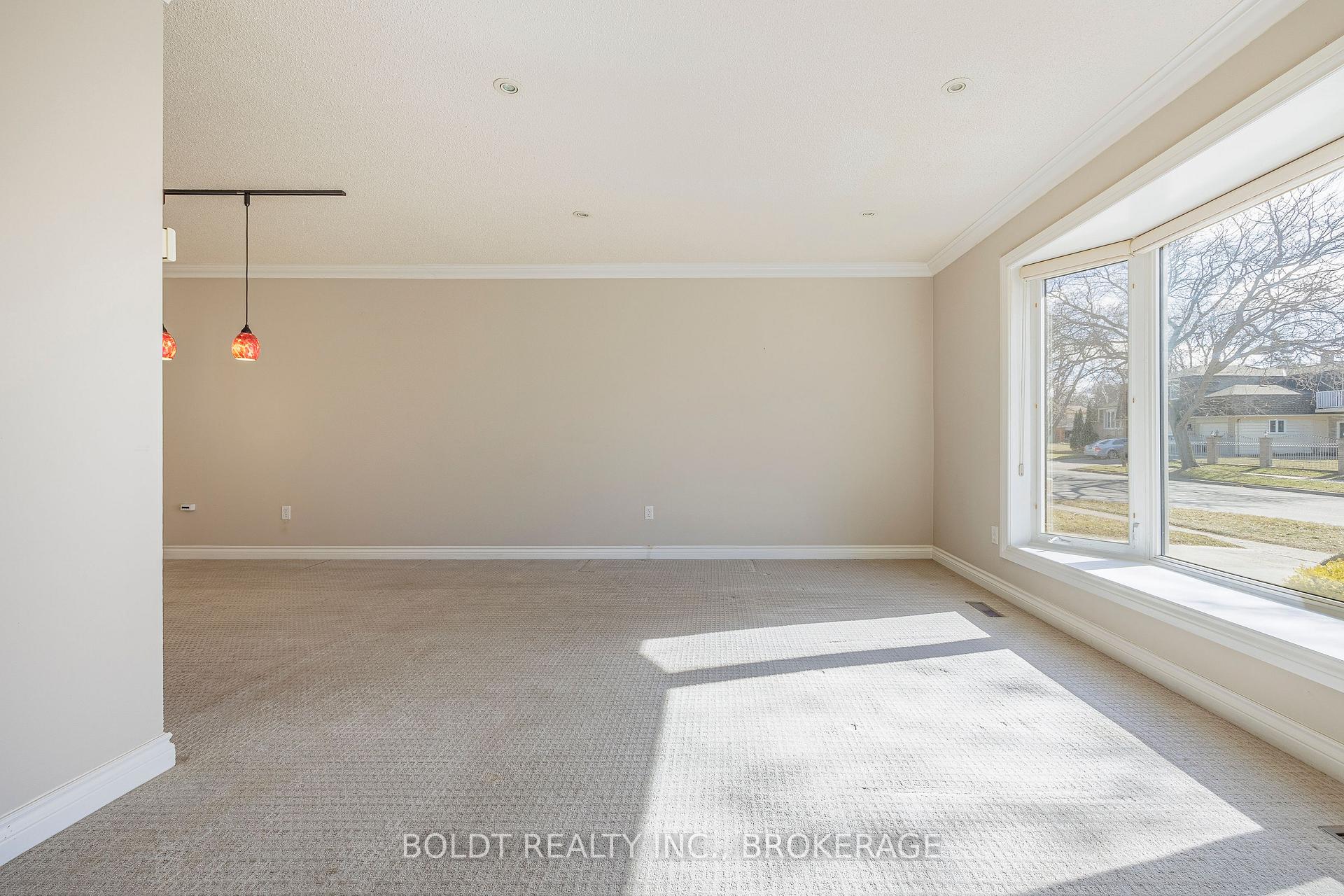 Photo 6 of 111 Westgate Park Drive, St. Catharines, Lakeshore — HOMEH