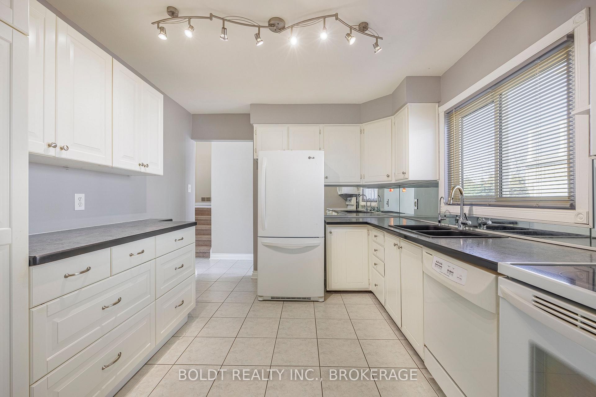 Photo 8 of 111 Westgate Park Drive, St. Catharines, Lakeshore — HOMEH