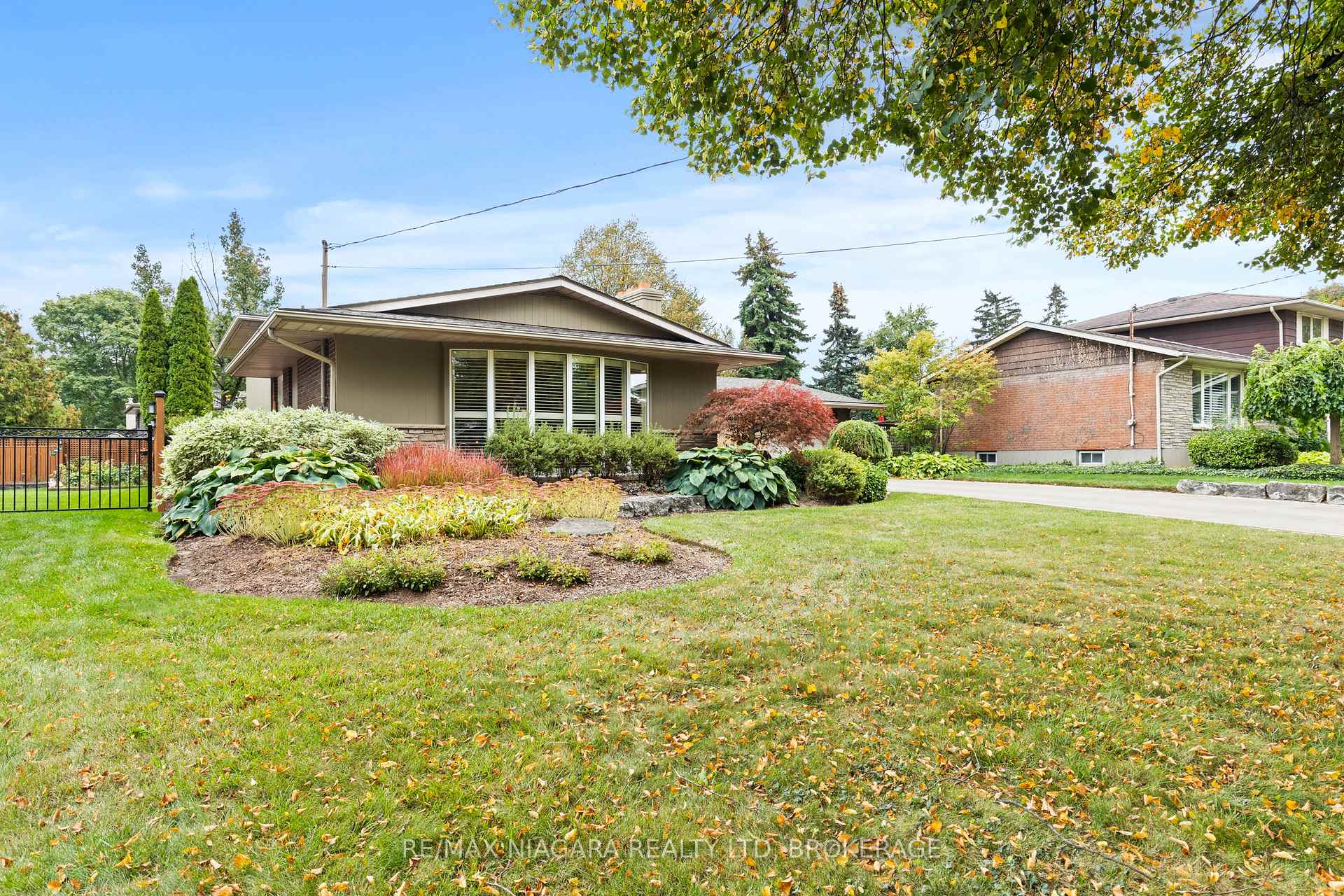Photo 4 of 22 Royal York Road, St. Catharines, Lakeshore — HOMEH