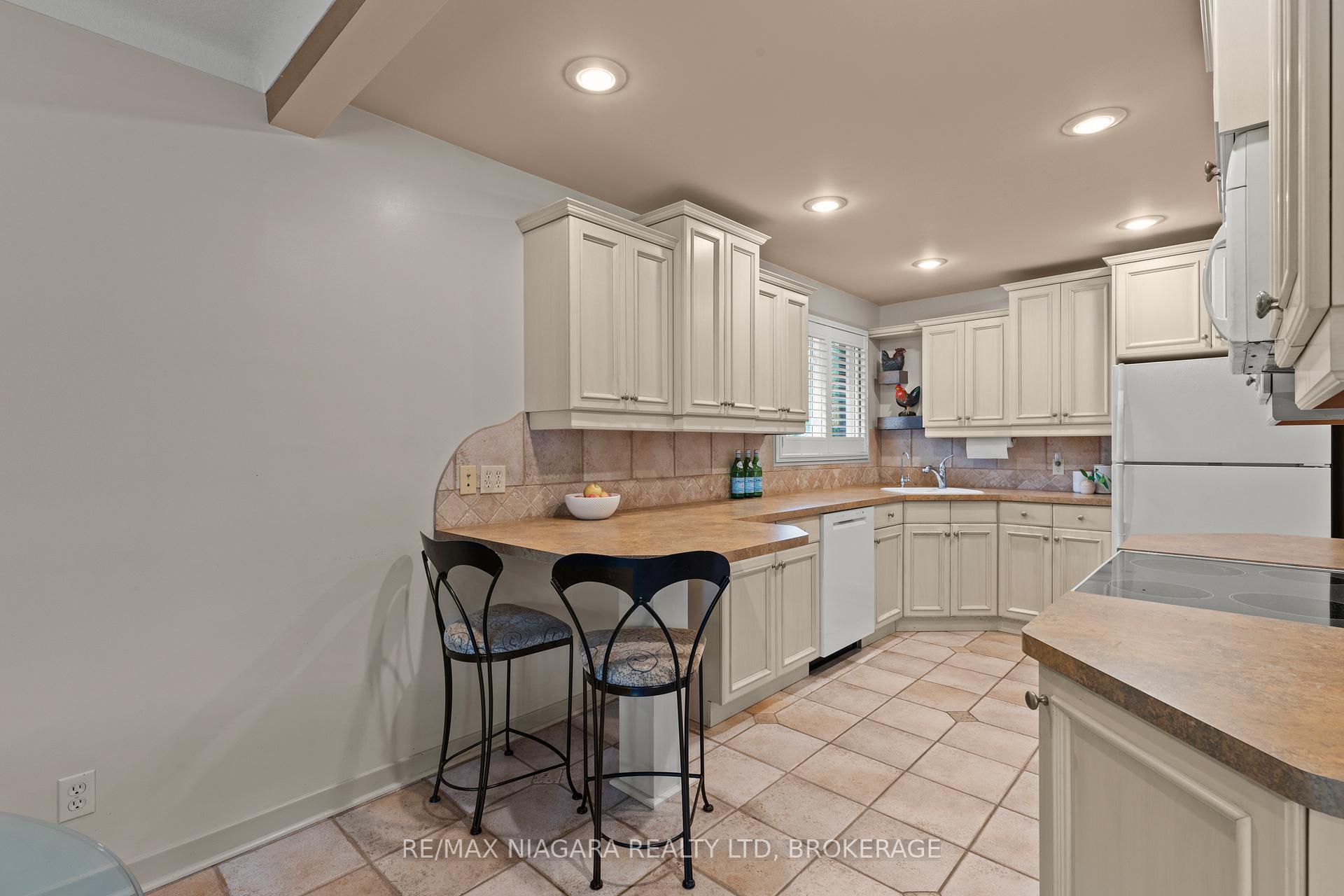 Photo 17 of 22 Royal York Road, St. Catharines, Lakeshore — HOMEH