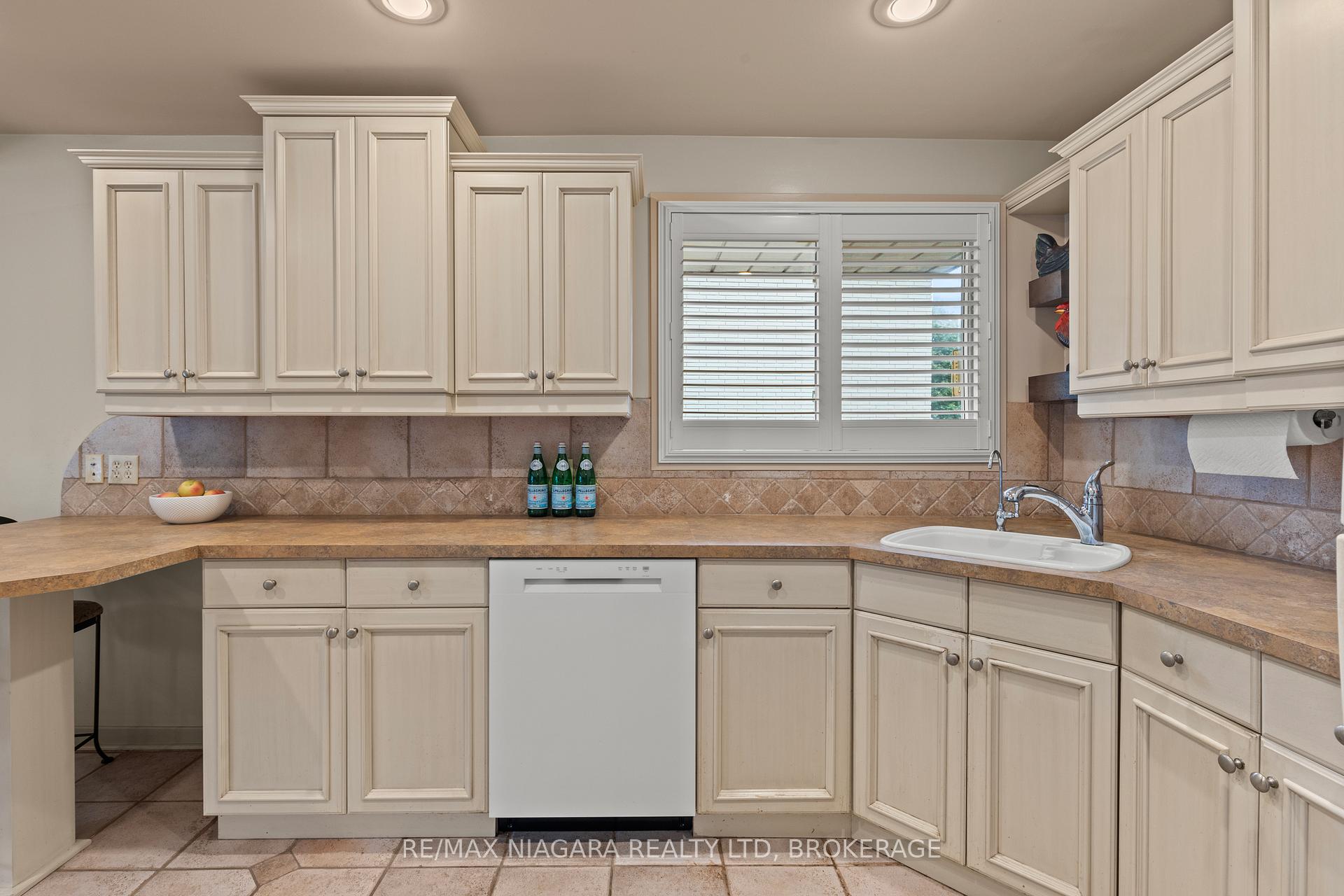 Photo 19 of 22 Royal York Road, St. Catharines, Lakeshore — HOMEH