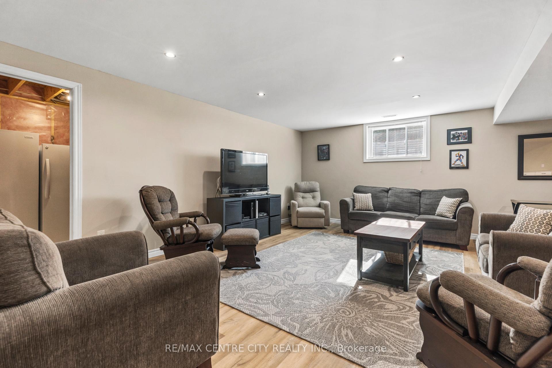 Photo 23 of 40 Blairmont Terrace, St. Thomas — HOMEH