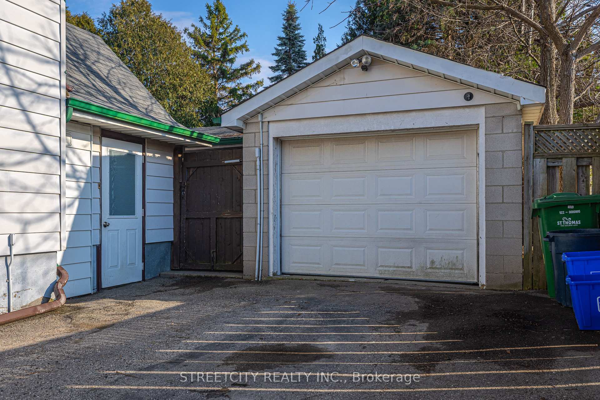 Photo 4 of 23 Dunkirk Drive, St. Thomas — HOMEH