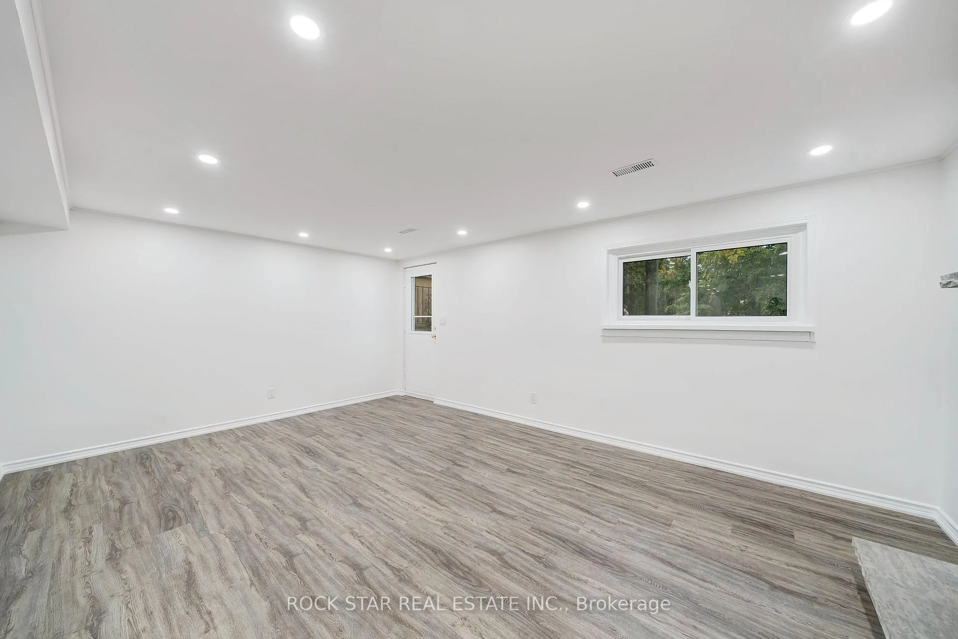 Photo 201 of 15 Heritage Court, St. Catharines, Grapeview — HOMEH