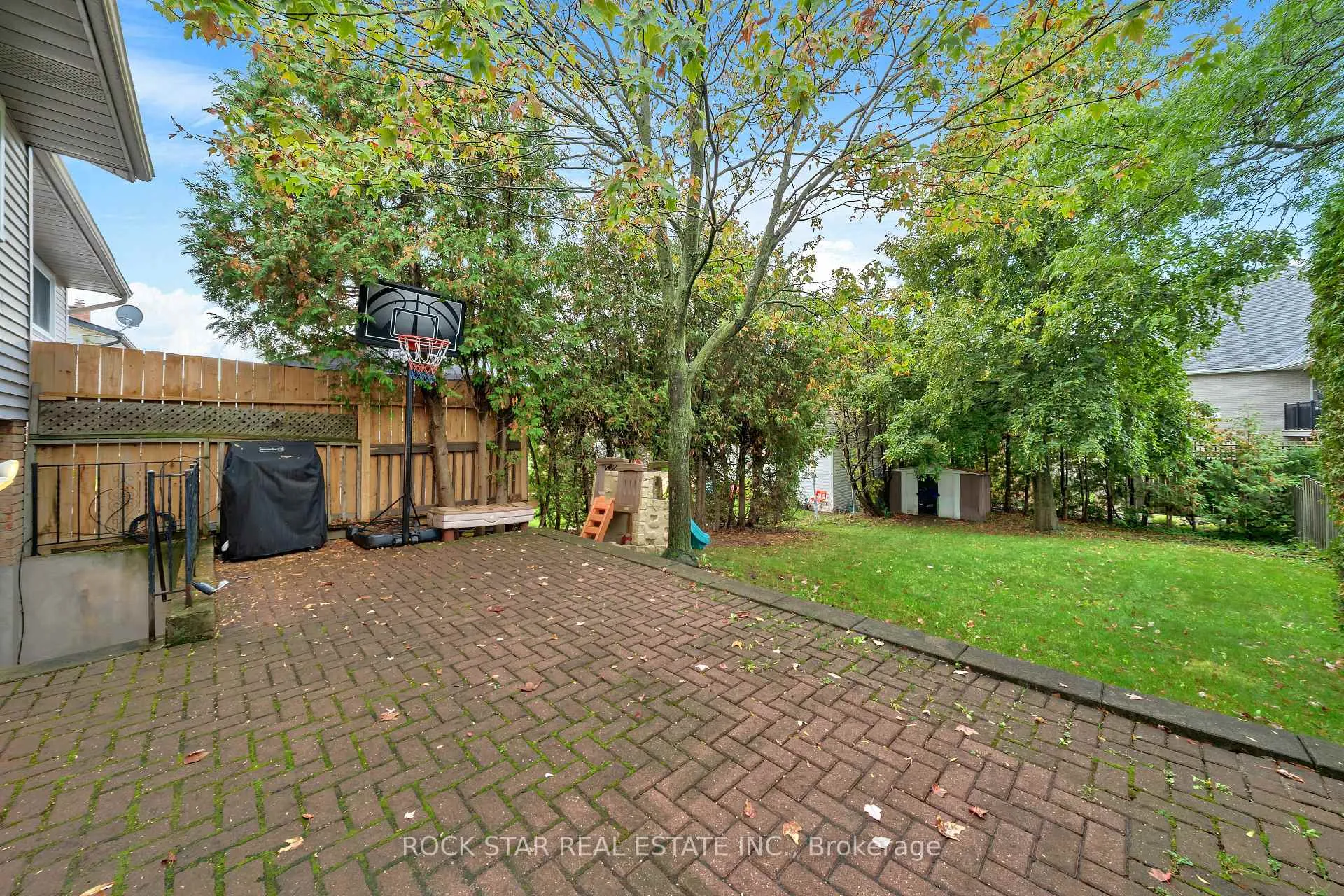 Photo 212 of 15 Heritage Court, St. Catharines, Grapeview — HOMEH