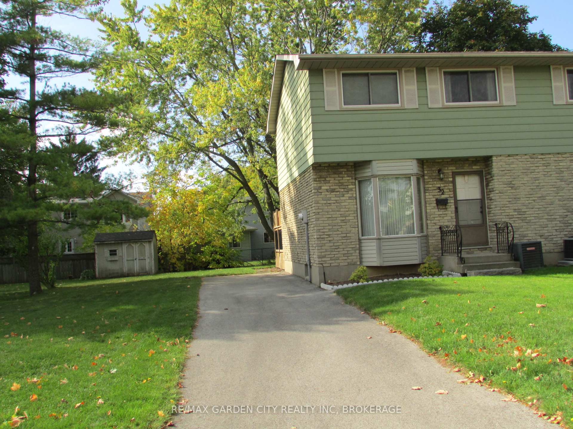 Photo 2 of 32 Greystone Crescent, St. Catharines, Lakeport — HOMEH
