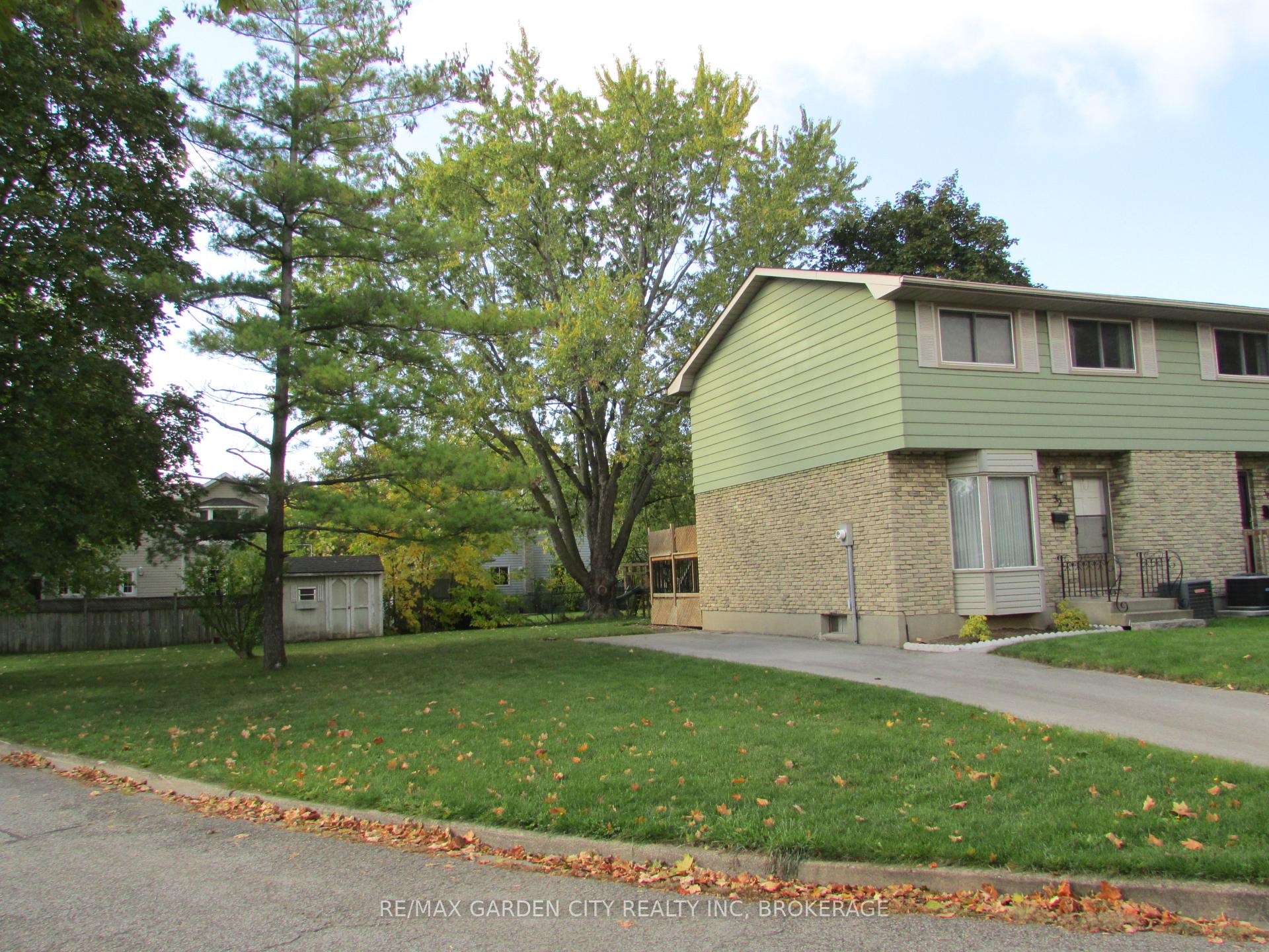 Photo 3 of 32 Greystone Crescent, St. Catharines, Lakeport — HOMEH