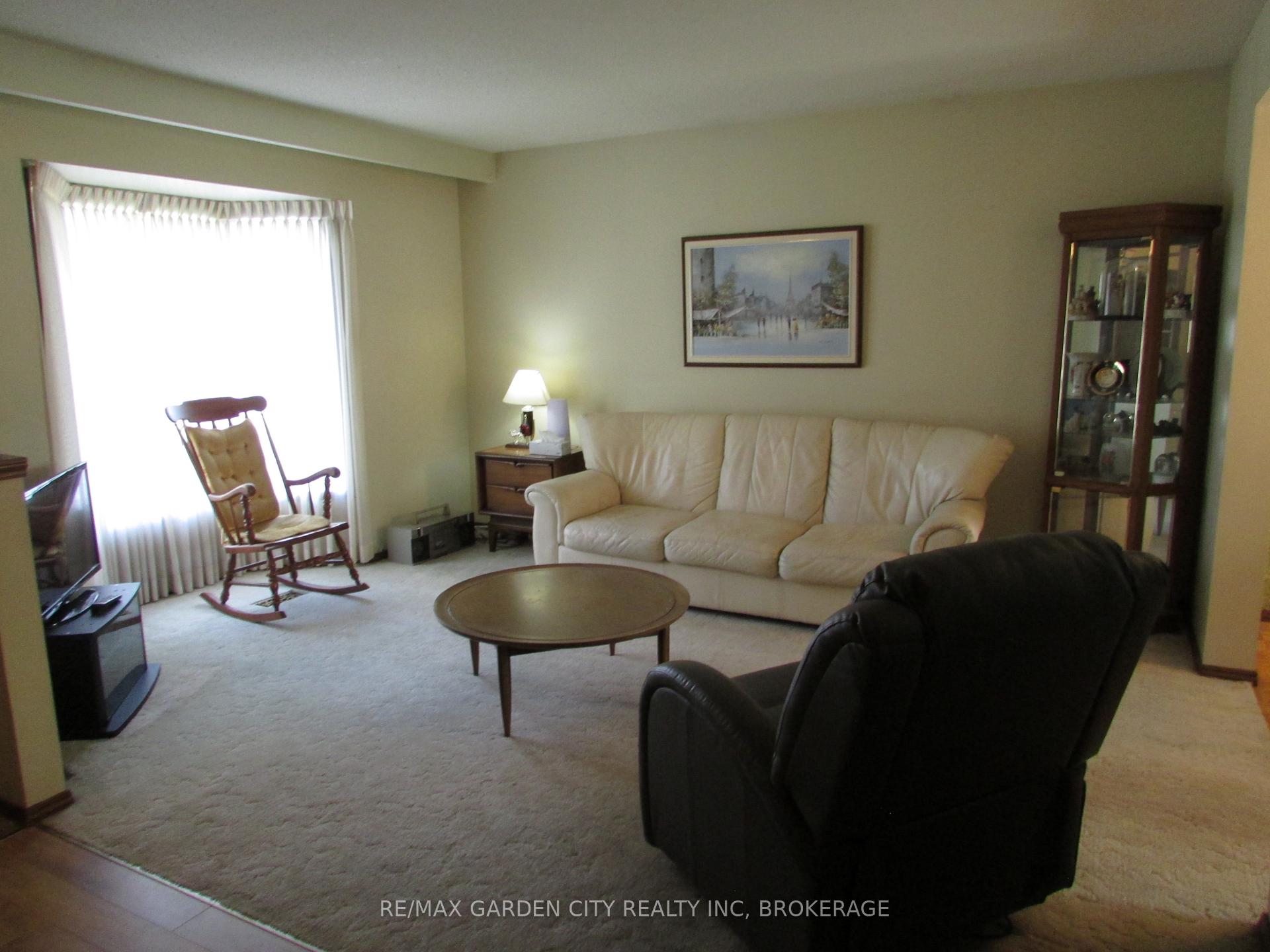 Photo 4 of 32 Greystone Crescent, St. Catharines, Lakeport — HOMEH