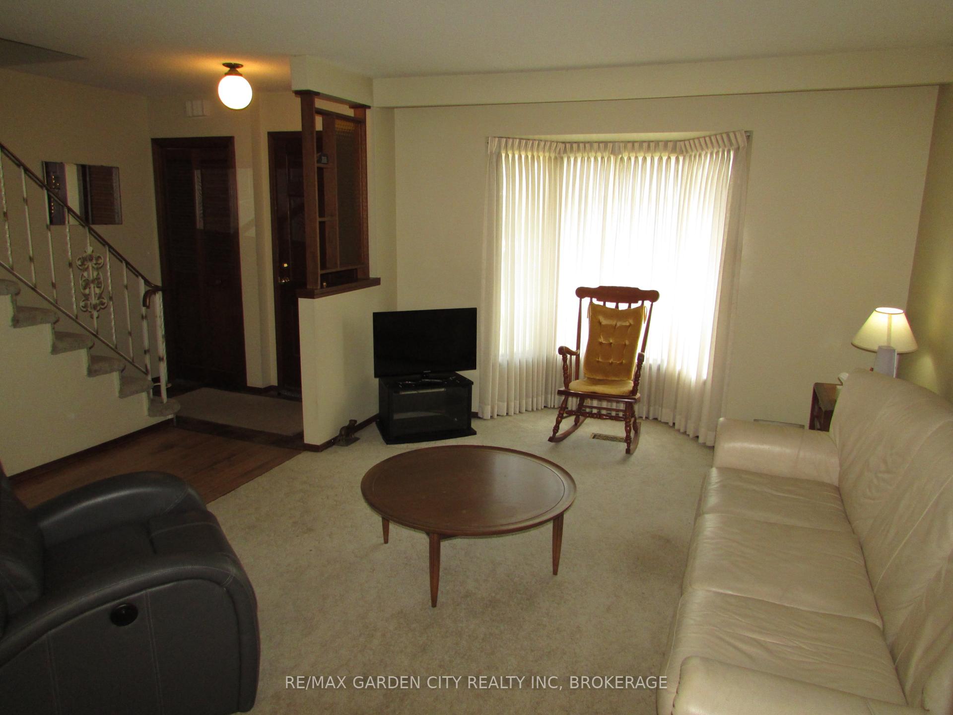 Photo 5 of 32 Greystone Crescent, St. Catharines, Lakeport — HOMEH