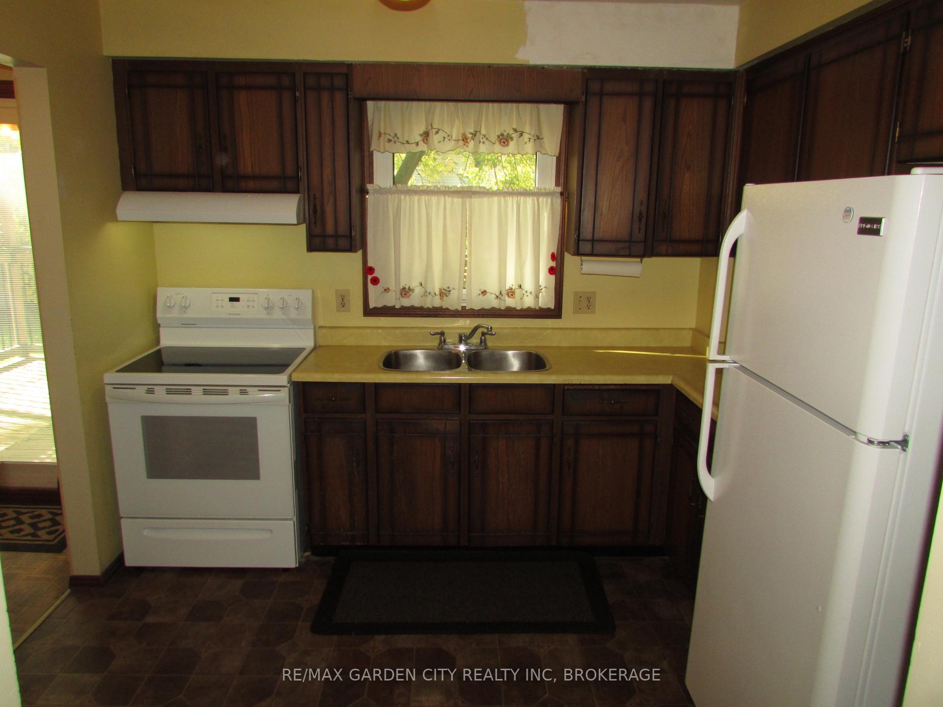 Photo 9 of 32 Greystone Crescent, St. Catharines, Lakeport — HOMEH