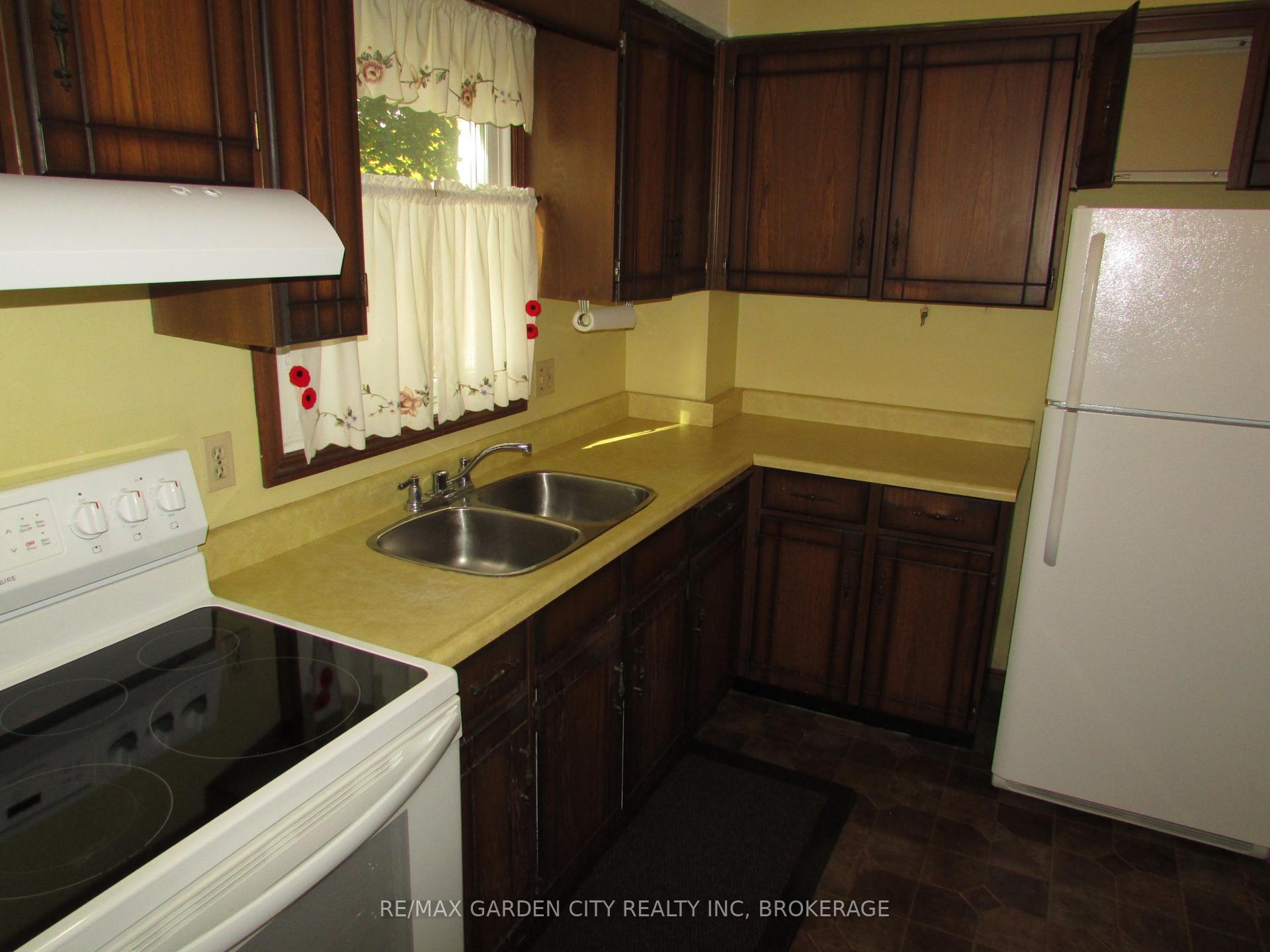 Photo 10 of 32 Greystone Crescent, St. Catharines, Lakeport — HOMEH