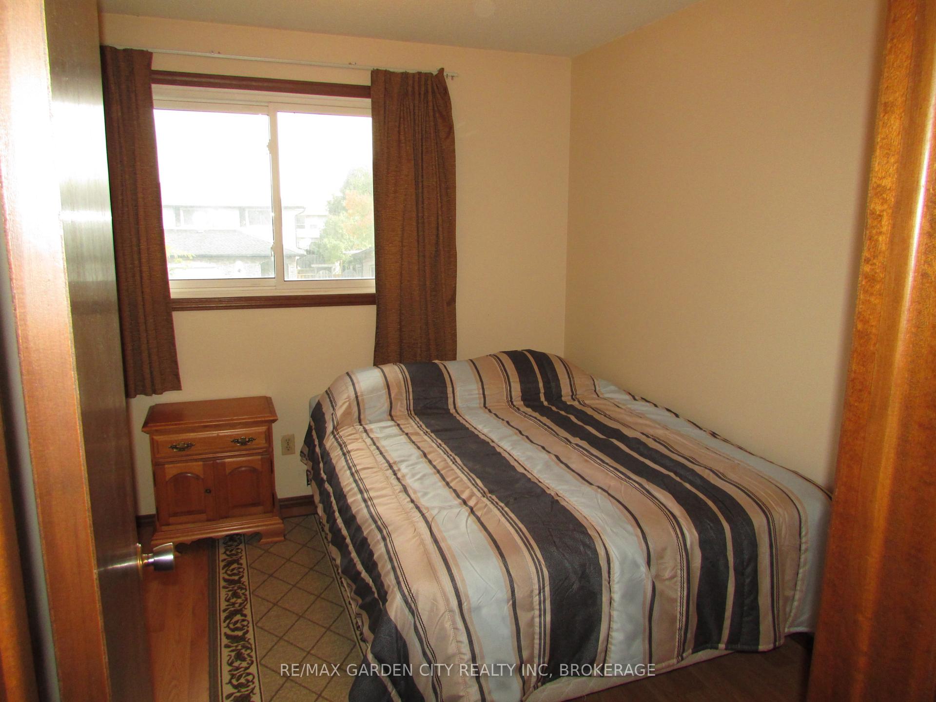 Photo 15 of 32 Greystone Crescent, St. Catharines, Lakeport — HOMEH