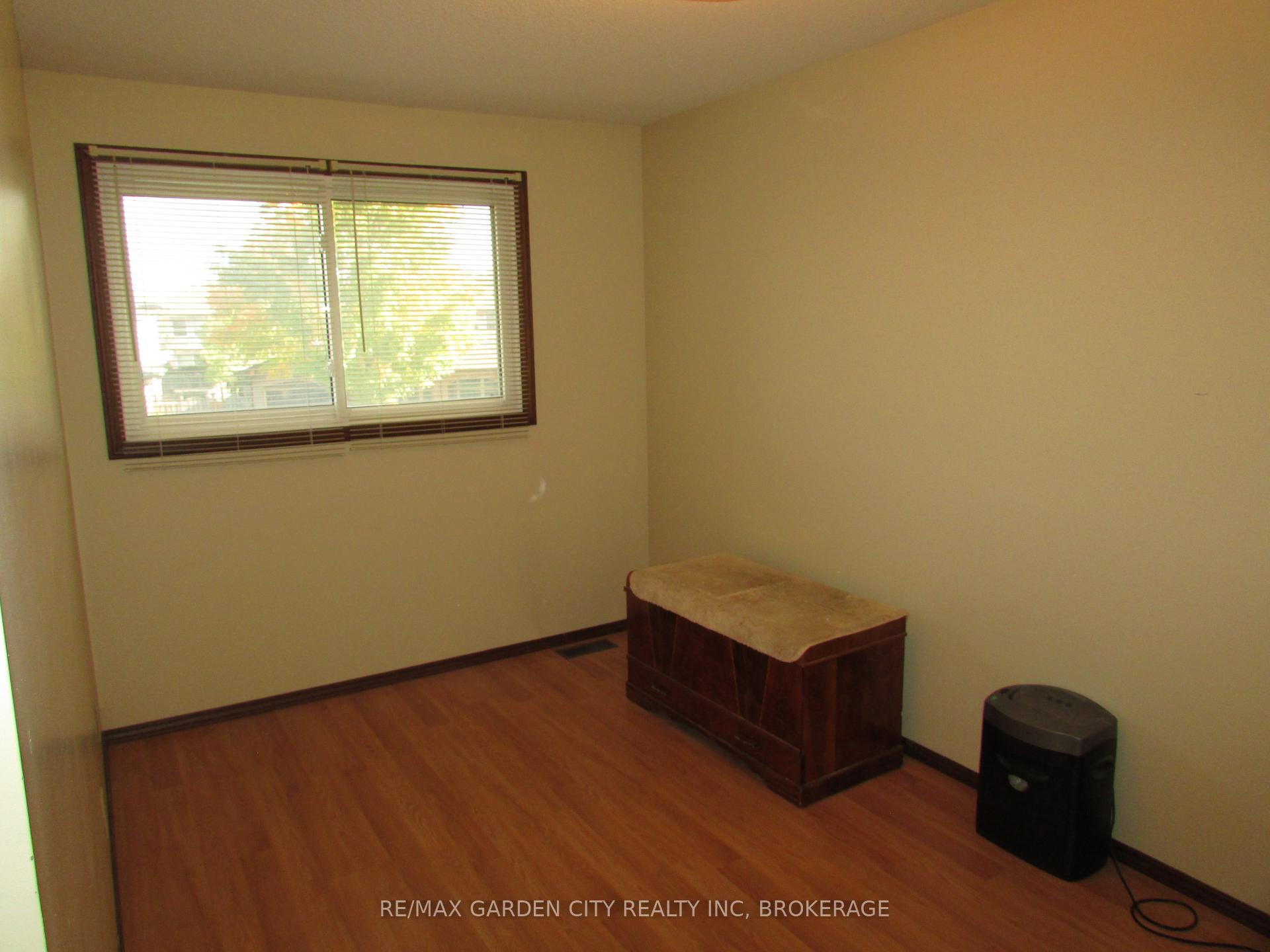 Photo 16 of 32 Greystone Crescent, St. Catharines, Lakeport — HOMEH