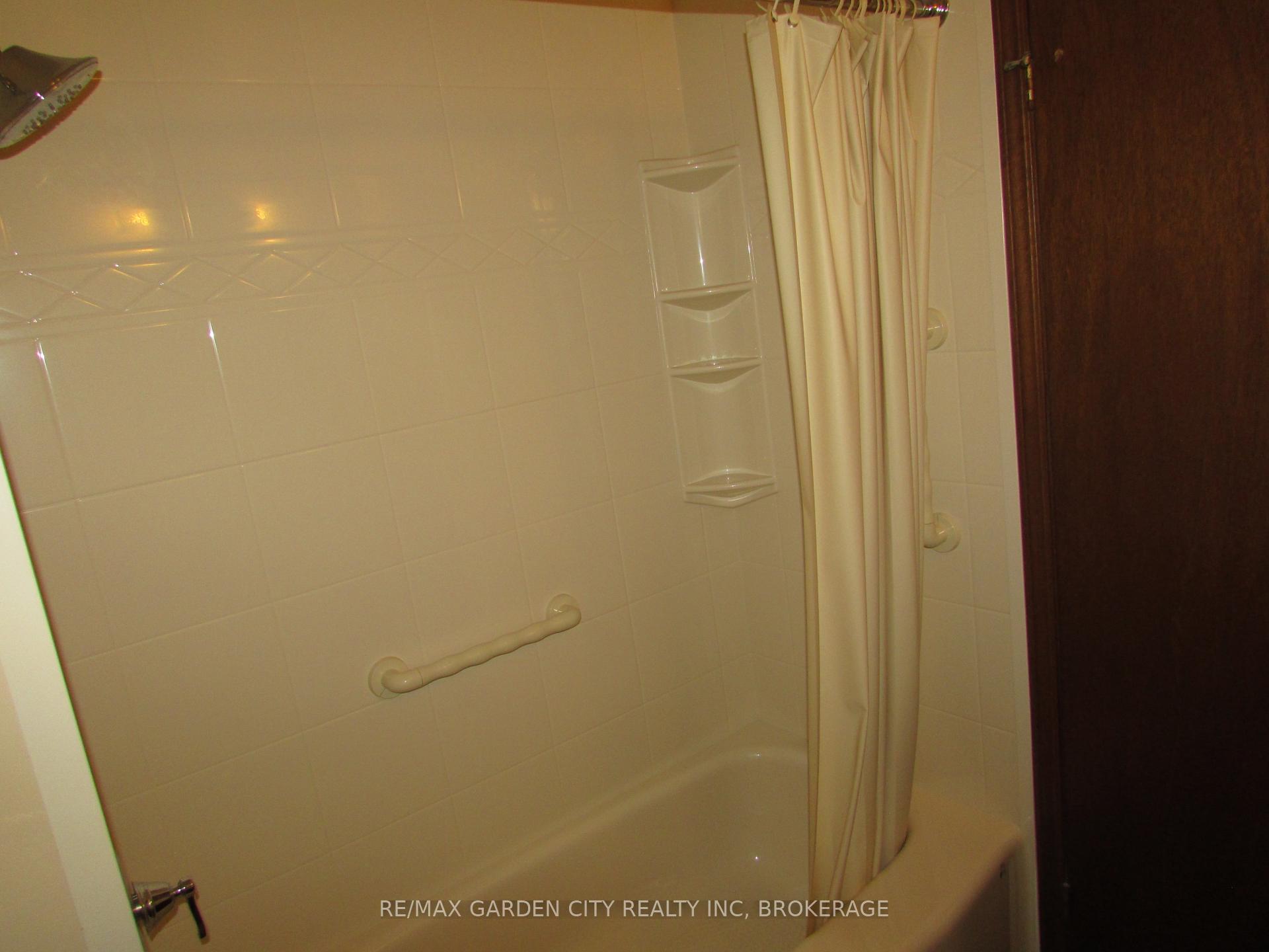 Photo 18 of 32 Greystone Crescent, St. Catharines, Lakeport — HOMEH