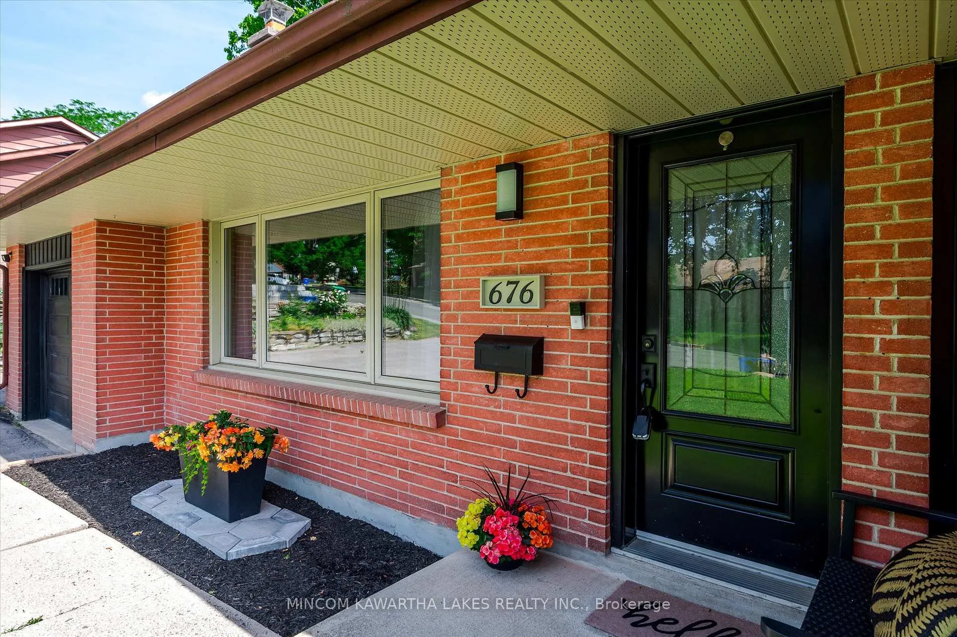 Photo 3 of 676 Victory Crescent, Peterborough, Town Ward 3 — HOMEH