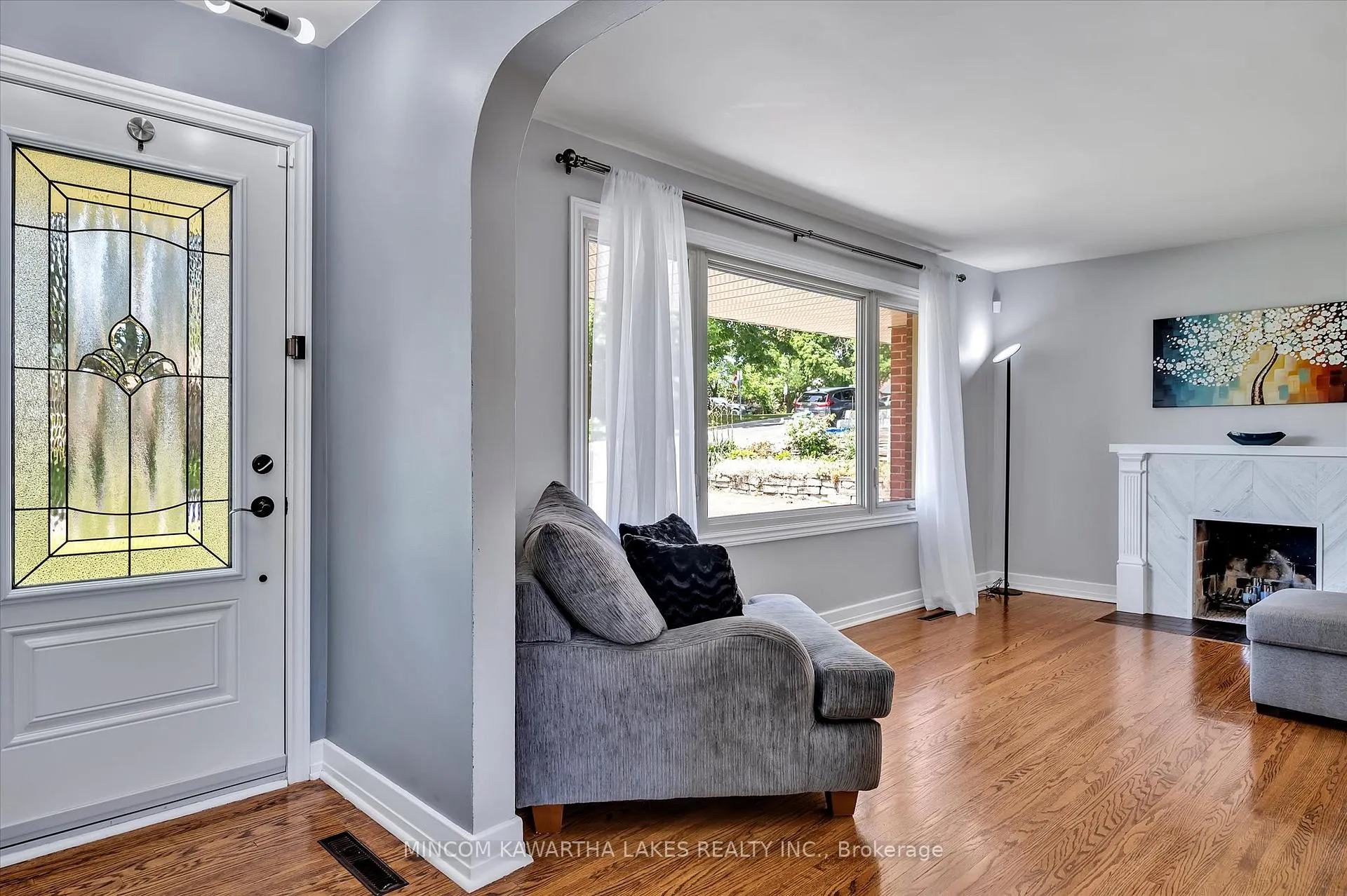 Photo 4 of 676 Victory Crescent, Peterborough, Town Ward 3 — HOMEH