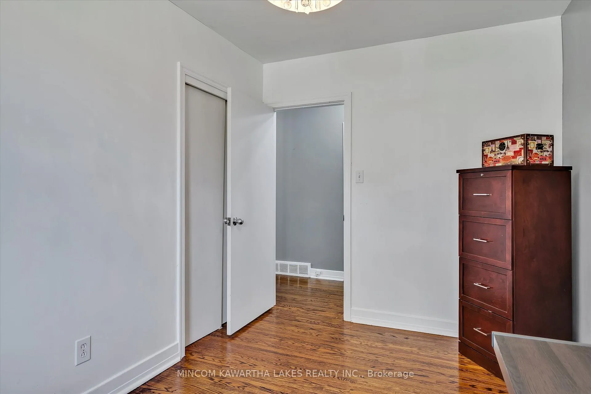Photo 23 of 676 Victory Crescent, Peterborough, Town Ward 3 — HOMEH