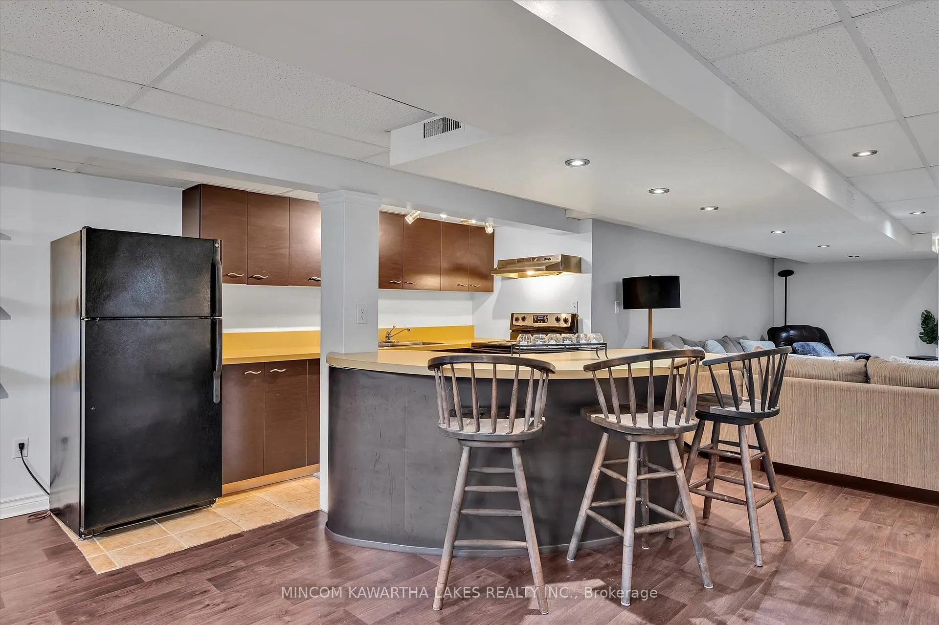 Photo 31 of 676 Victory Crescent, Peterborough, Town Ward 3 — HOMEH